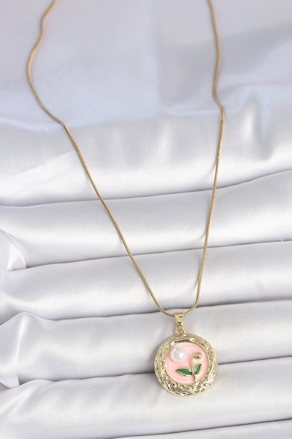 316L Çelik Gold Renk Zincir Pembe Çiçek İşlemeli inci Detay Portre Model Kadın Kolye-1