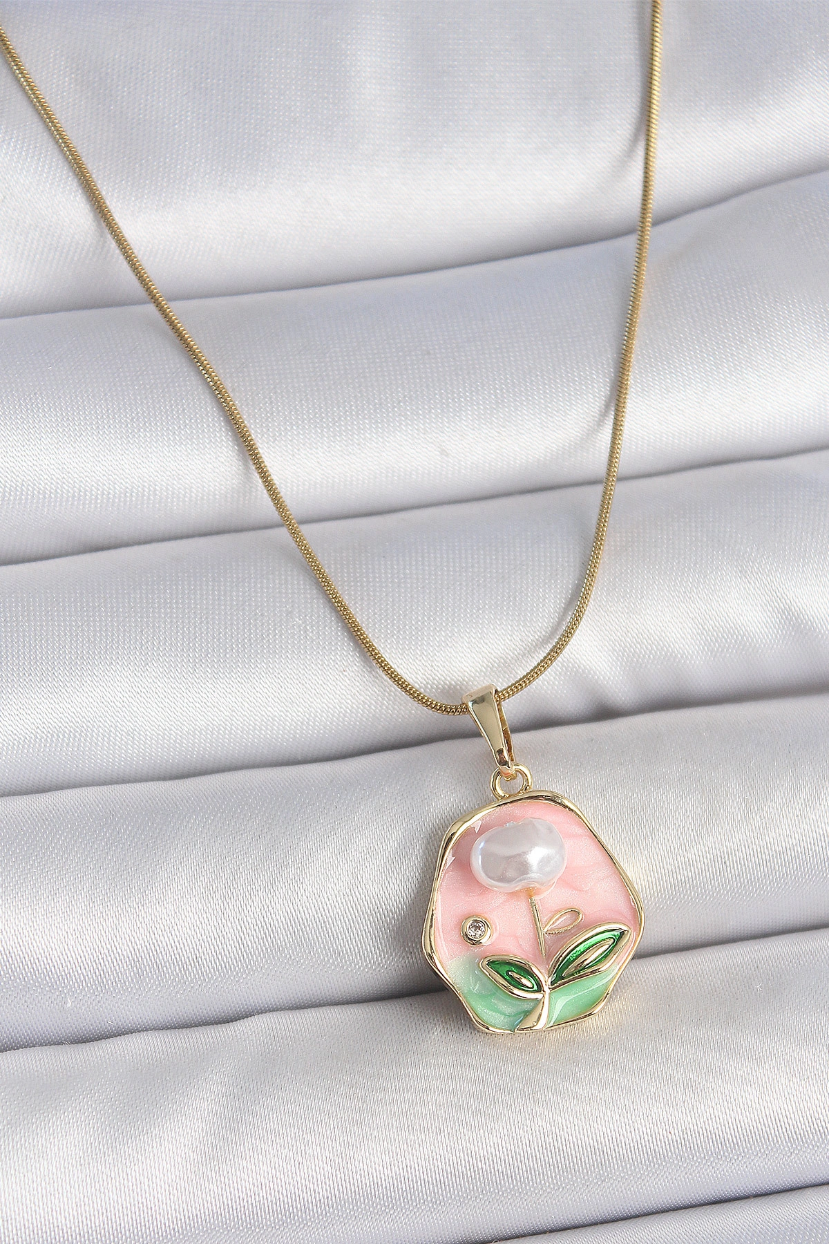316L Çelik Gold Renk Zincir Pembe Çiçek İşlemeli İnci Detay Portre Model Kadın Kolye-0