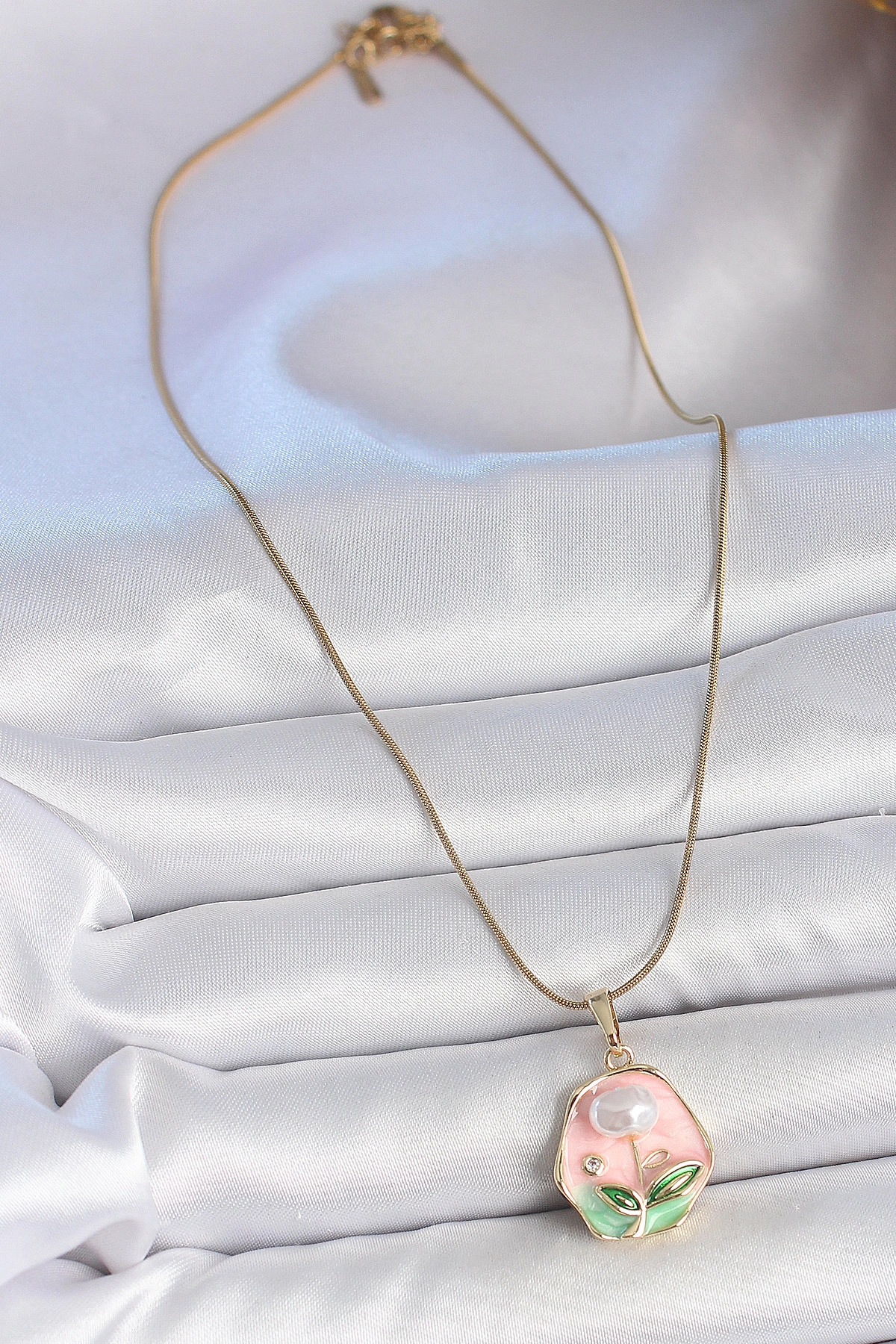 316L Çelik Gold Renk Zincir Pembe Çiçek İşlemeli İnci Detay Portre Model Kadın Kolye-1