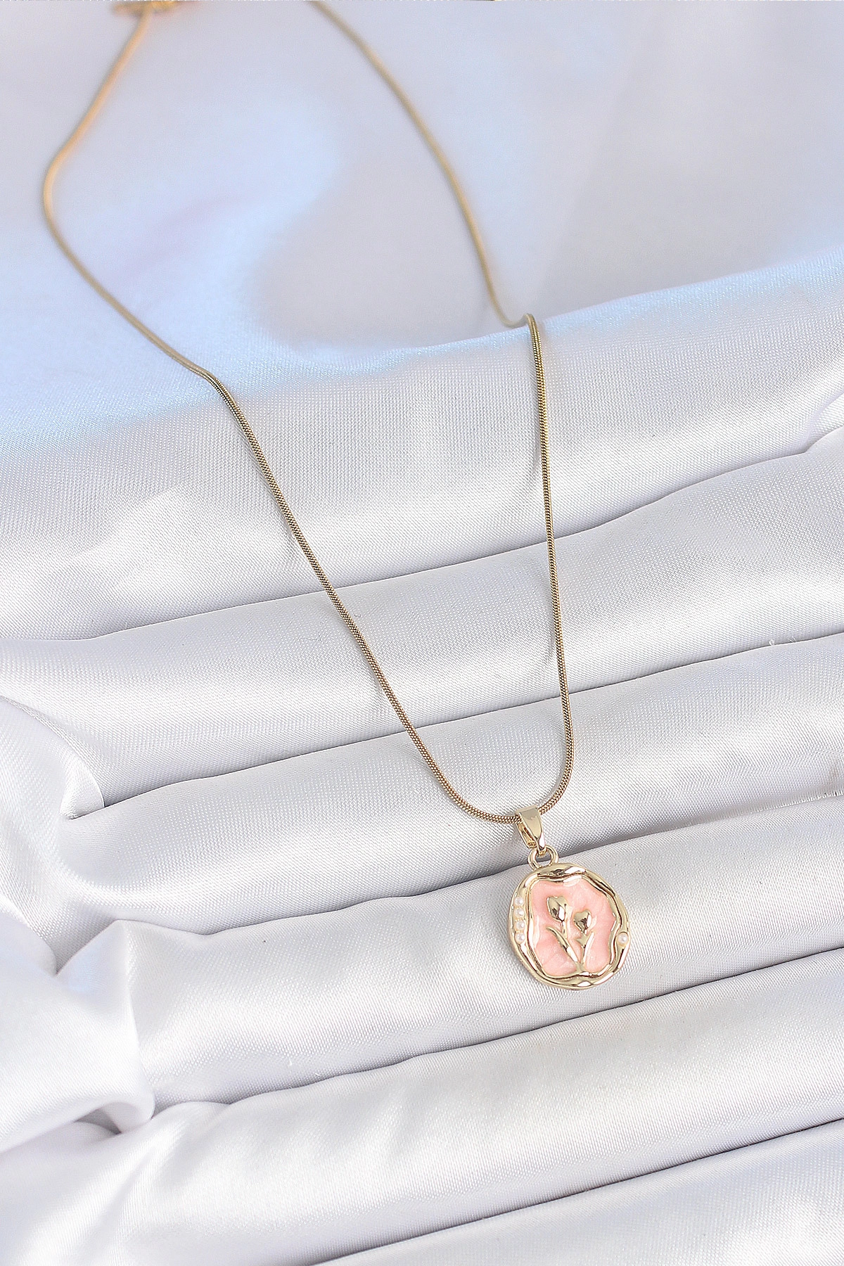 316L Çelik Gold Renk Zincir Pembe Mineli Çiçek İşlemeli Portre Model Kadın Kolye-1