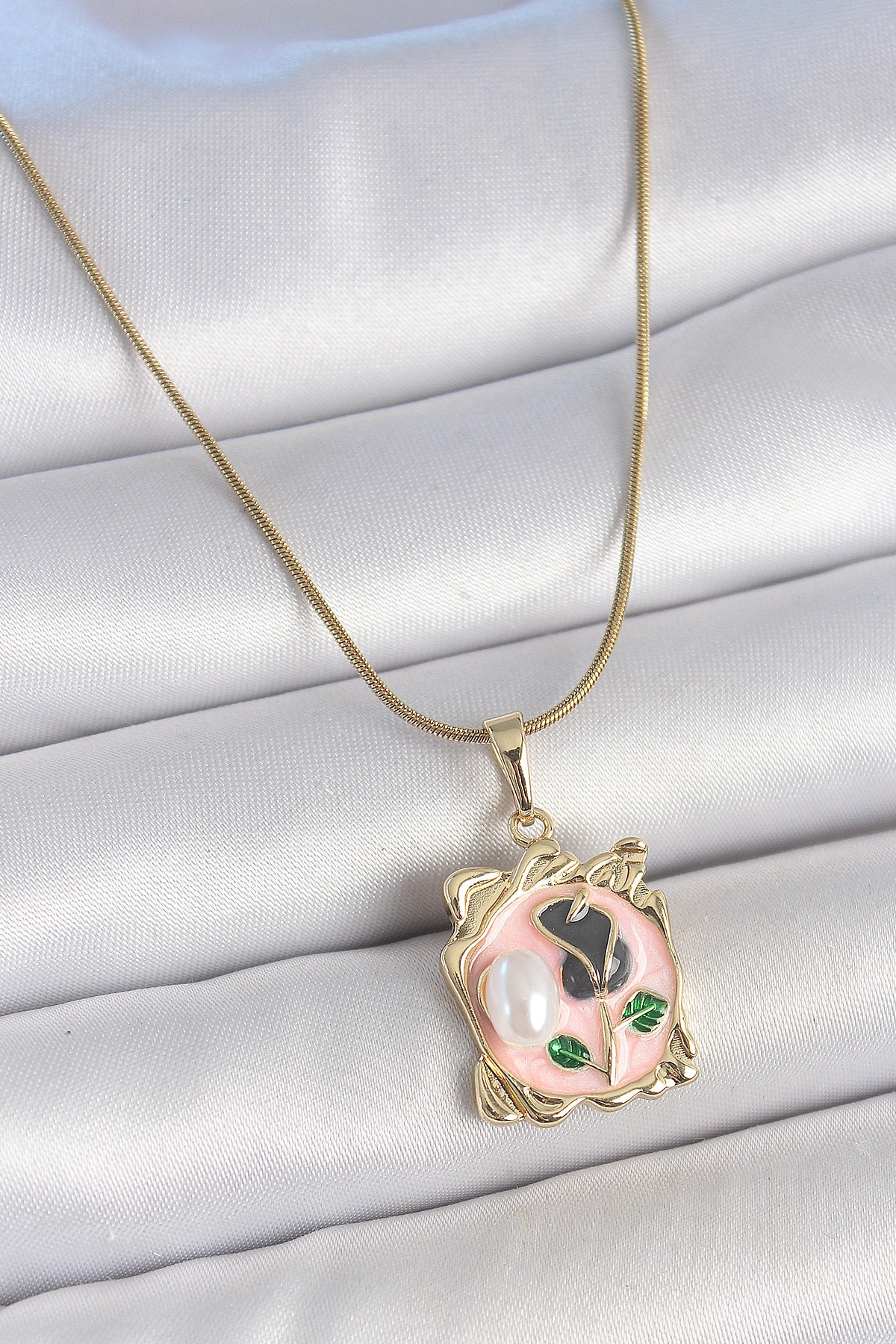 316L Çelik Gold Renk Zincir Pembe Mineli Çiçek İşlemli İnci Detay Portre Model Kadın Kolye-0