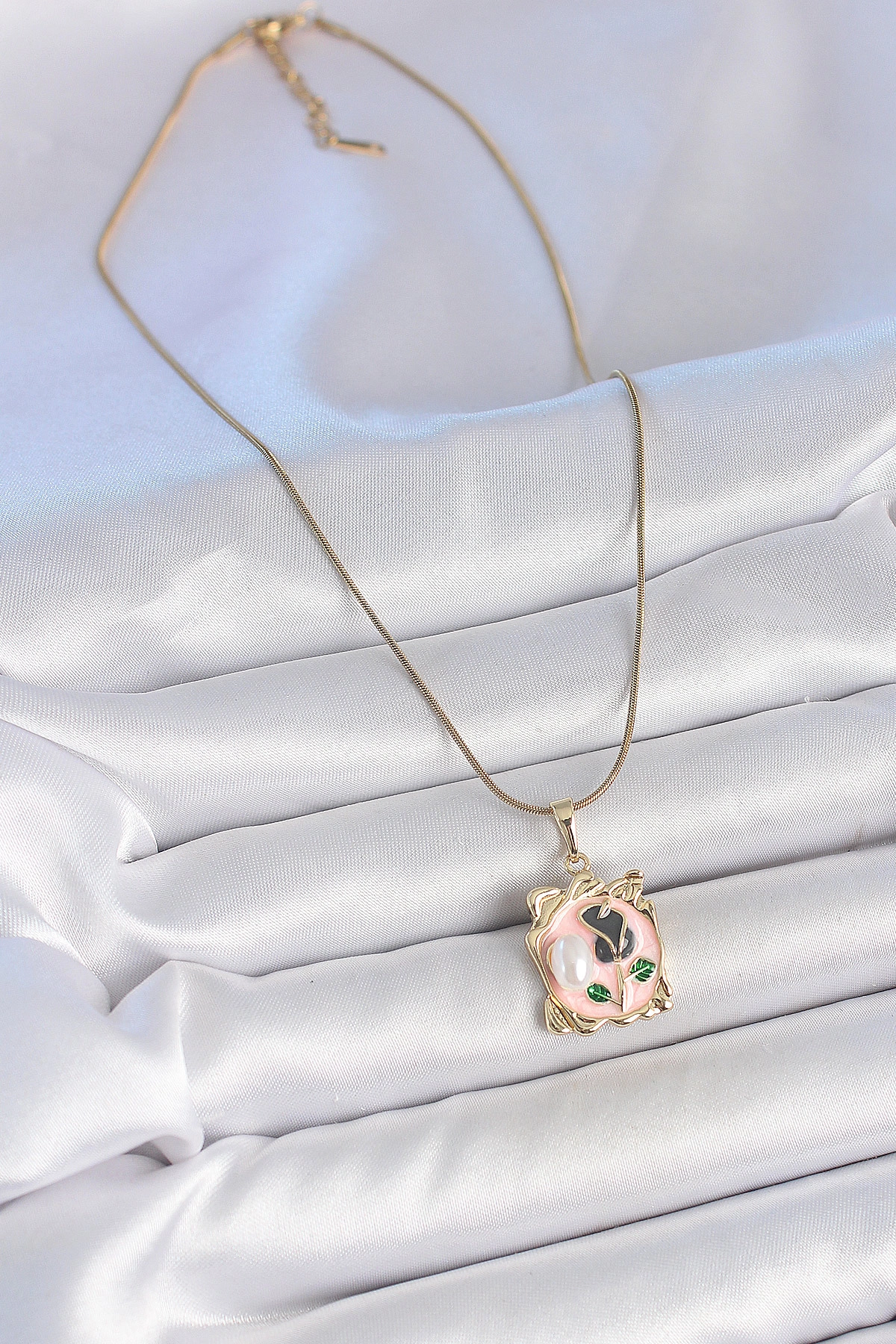 316L Çelik Gold Renk Zincir Pembe Mineli Çiçek İşlemli İnci Detay Portre Model Kadın Kolye-1