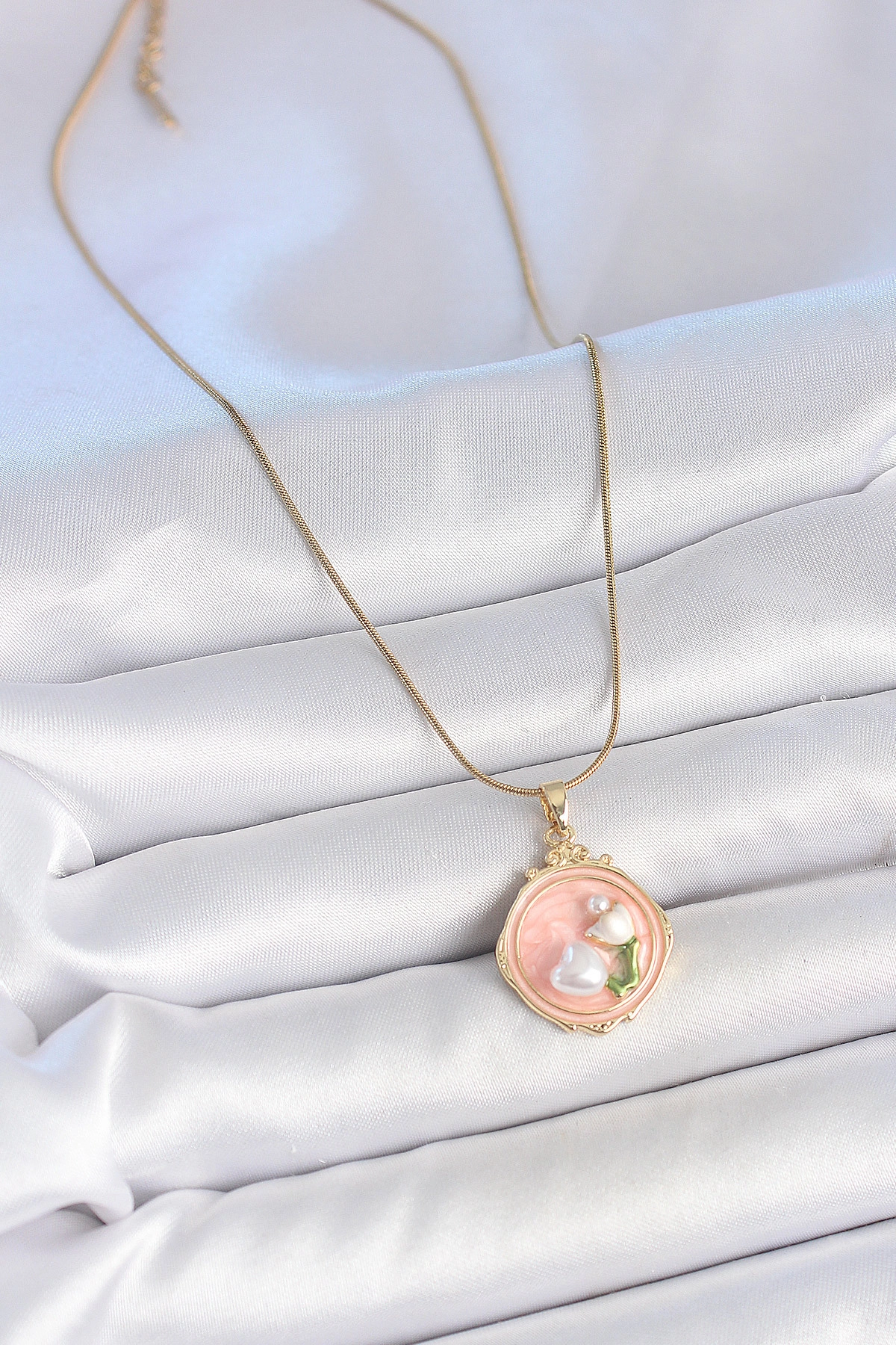 316L Çelik Gold Renk Zincir Pembe Mineli İncili Çiçek İşlemeli Portre Model Kadın Kolye-1