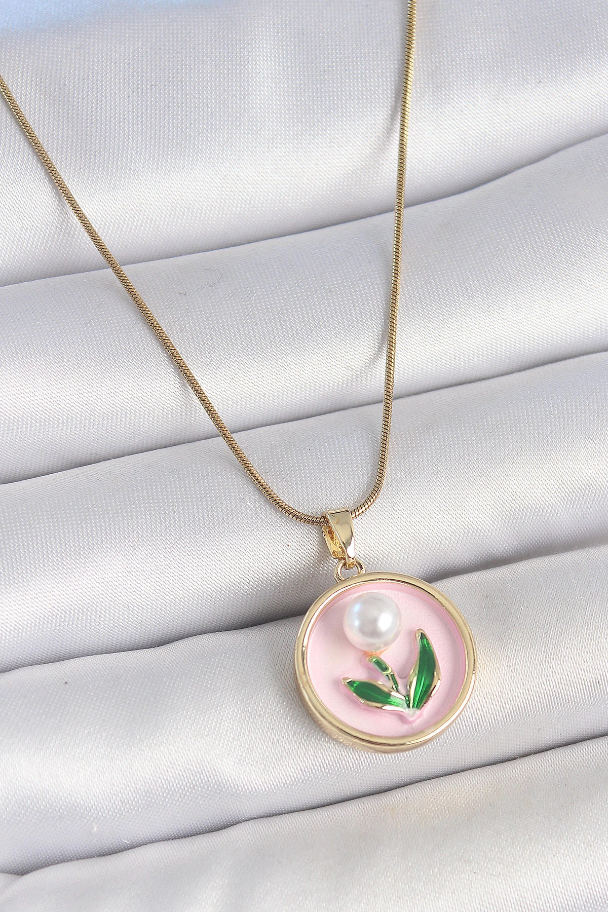 316L Çelik Gold Renk Zincir Pembe Mineli İncili Çiçek İşlemeli Portre Model Kadın Kolye-0