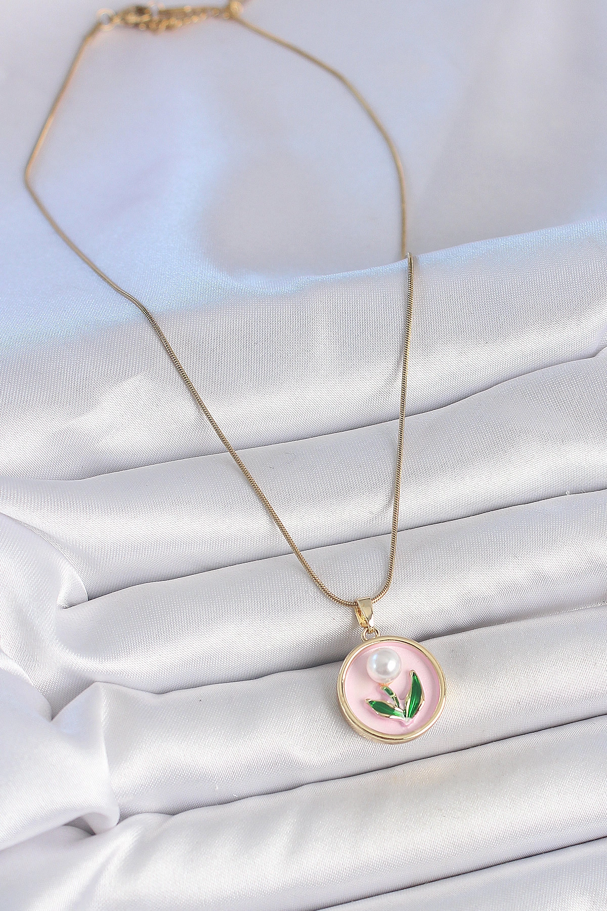 316L Çelik Gold Renk Zincir Pembe Mineli İncili Çiçek İşlemeli Portre Model Kadın Kolye-1