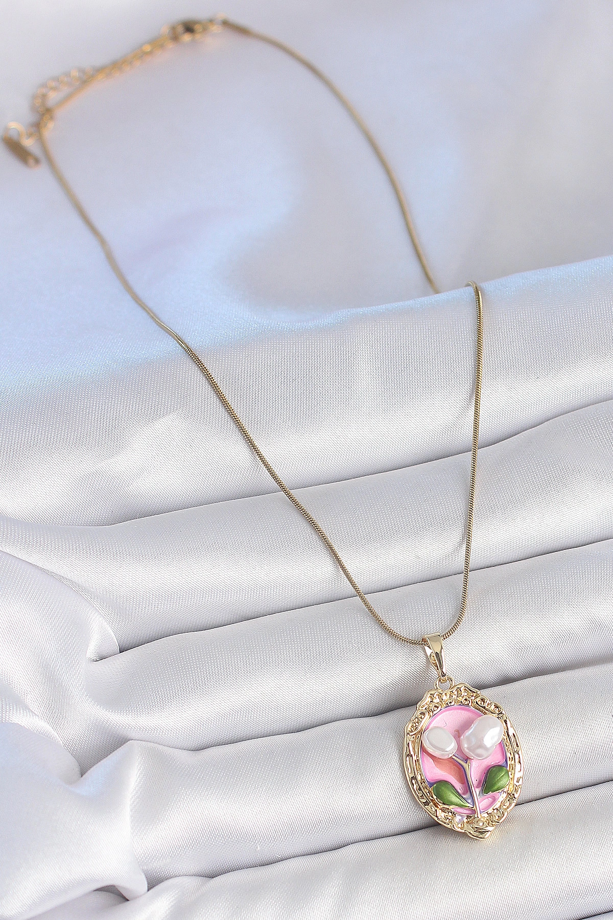 316L Çelik Gold Renk Zincir Pembe Mineli İncili Çiçek İşlemeli Portre Model Kadın Kolye-1