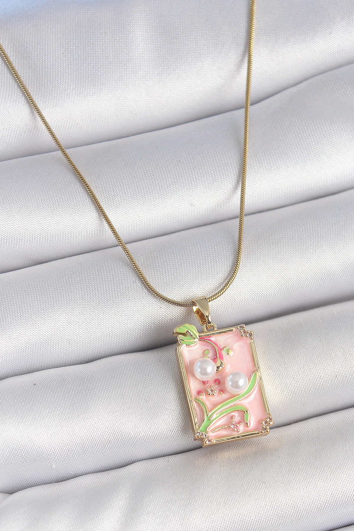 316L Çelik Gold Renk Zincir Pembe Mineli İncli Çiçek İşlemeli Portre Model Kadın Kolye-0