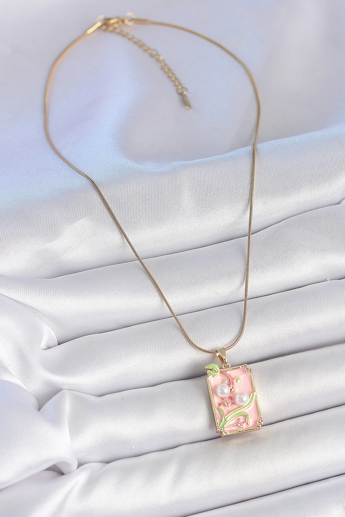 316L Çelik Gold Renk Zincir Pembe Mineli İncli Çiçek İşlemeli Portre Model Kadın Kolye-1