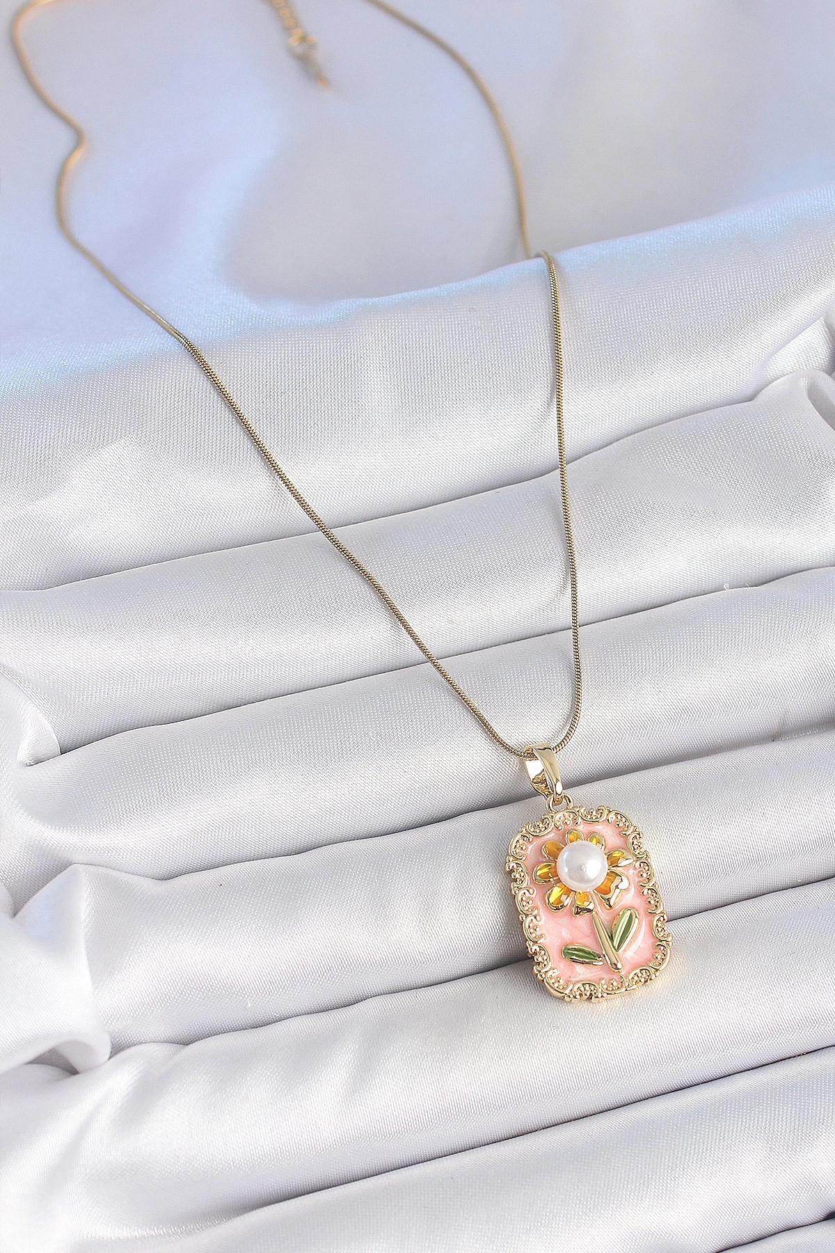 316L Çelik Gold Renk Zincir Pembe Mineli İncli Papatya Model Portre Model Kadın Kolye-1