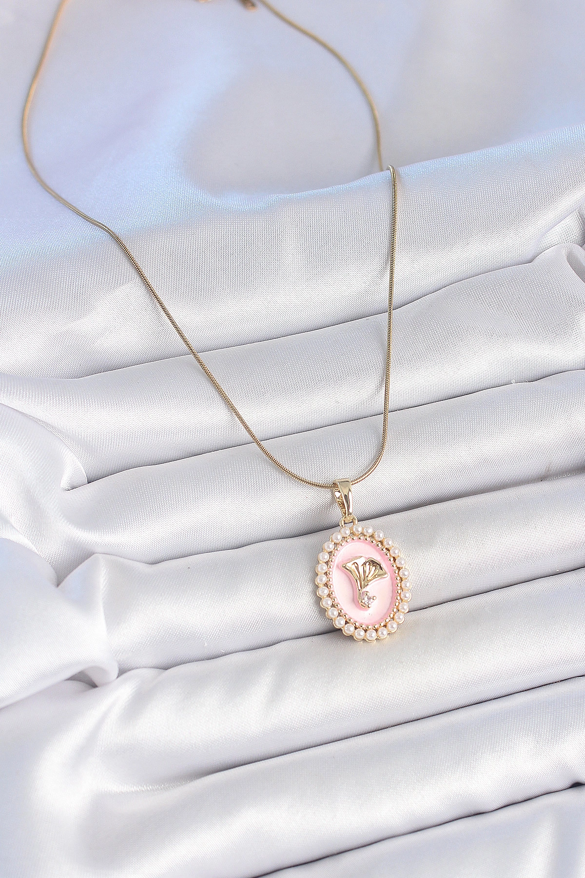 316L Çelik Gold Renk Zincir Pembe Mineli İncli Zirkon Taşlı Çiçek İşlemeli Portre Model Kadın Kolye-1