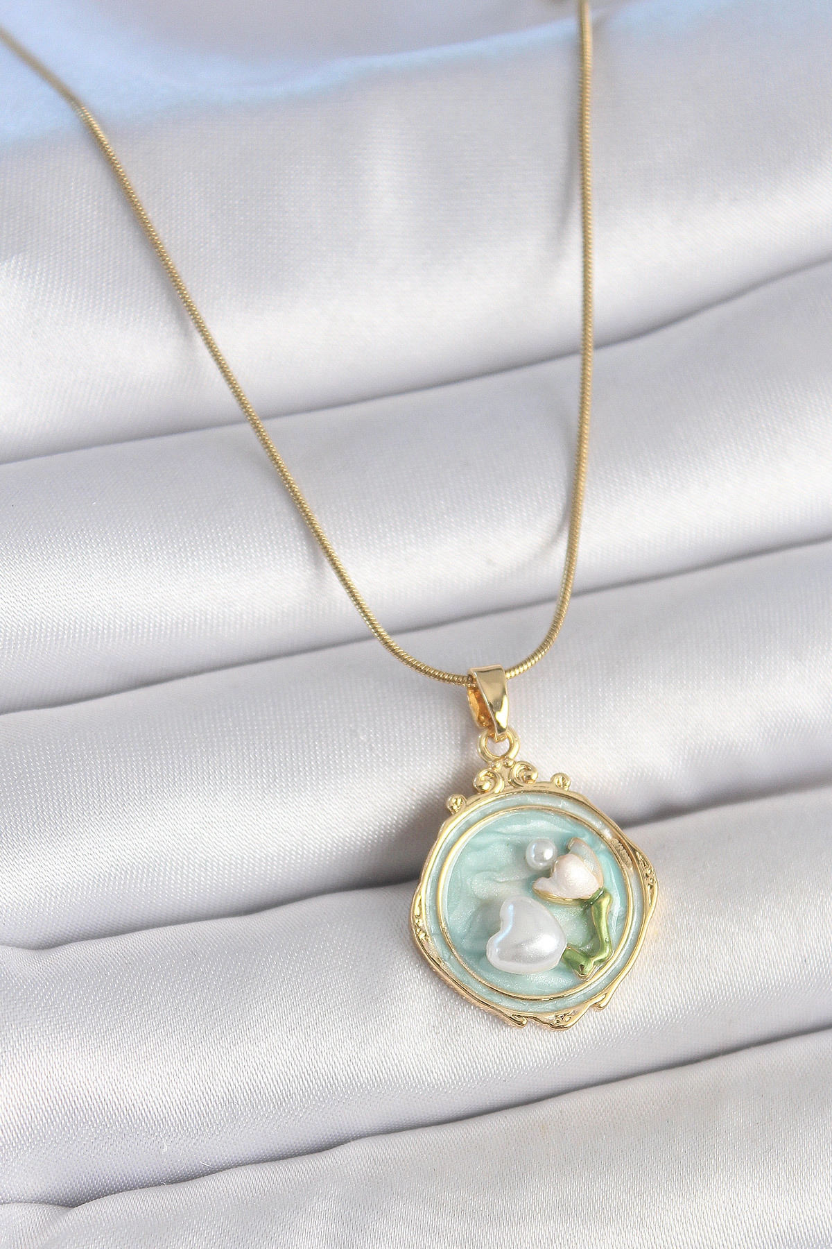 316L Çelik Gold Renk Zincir Turkuaz Mineli İncili Çiçek İşlemeli Portre Model Kadın Kolye-0