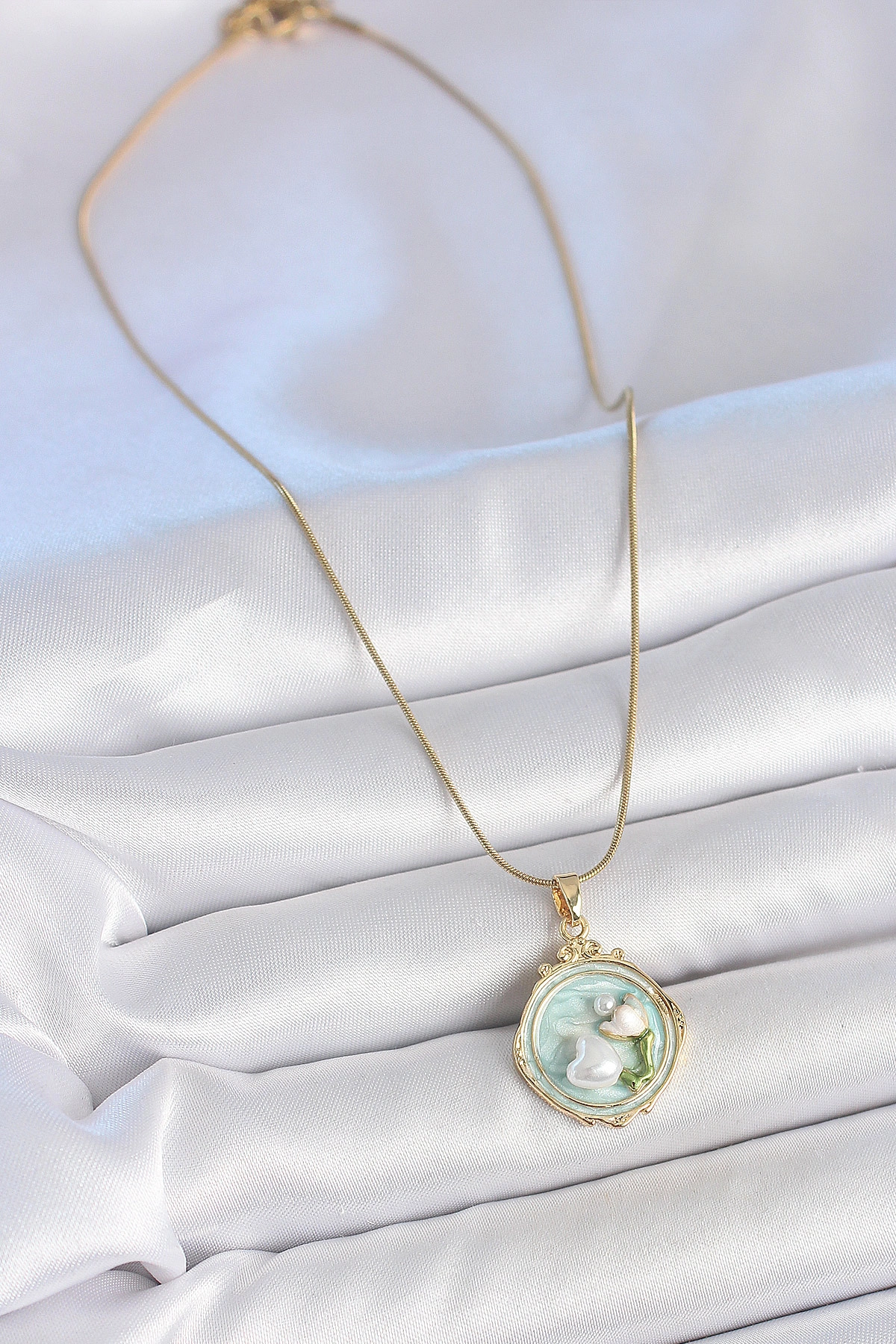 316L Çelik Gold Renk Zincir Turkuaz Mineli İncili Çiçek İşlemeli Portre Model Kadın Kolye-1