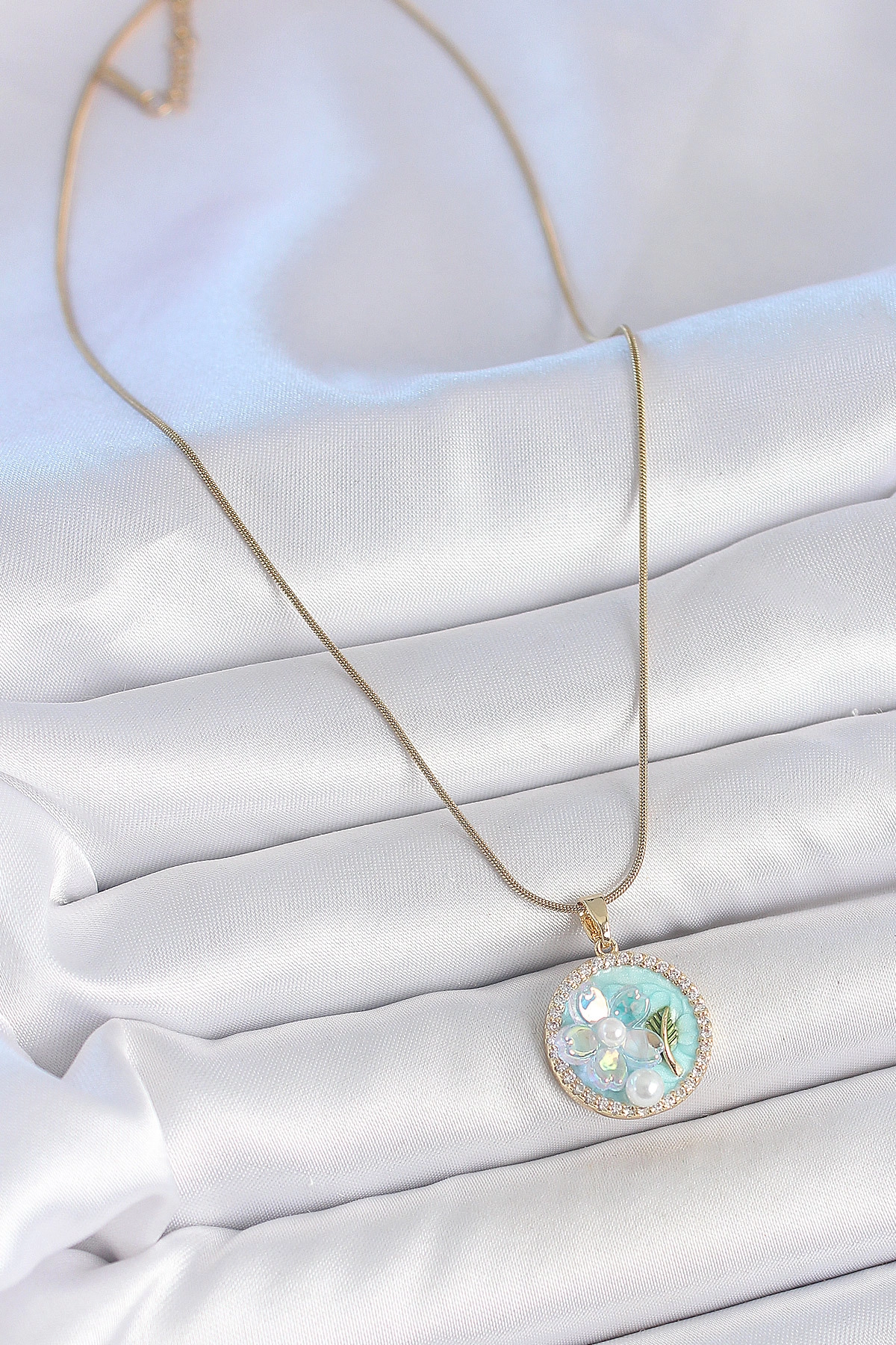 316L Çelik Gold Renk Zincir Zirkon Taş Detaylı Mavi Mineli Çiçek İşlemeli İnci Detay Kadın Kolye-1