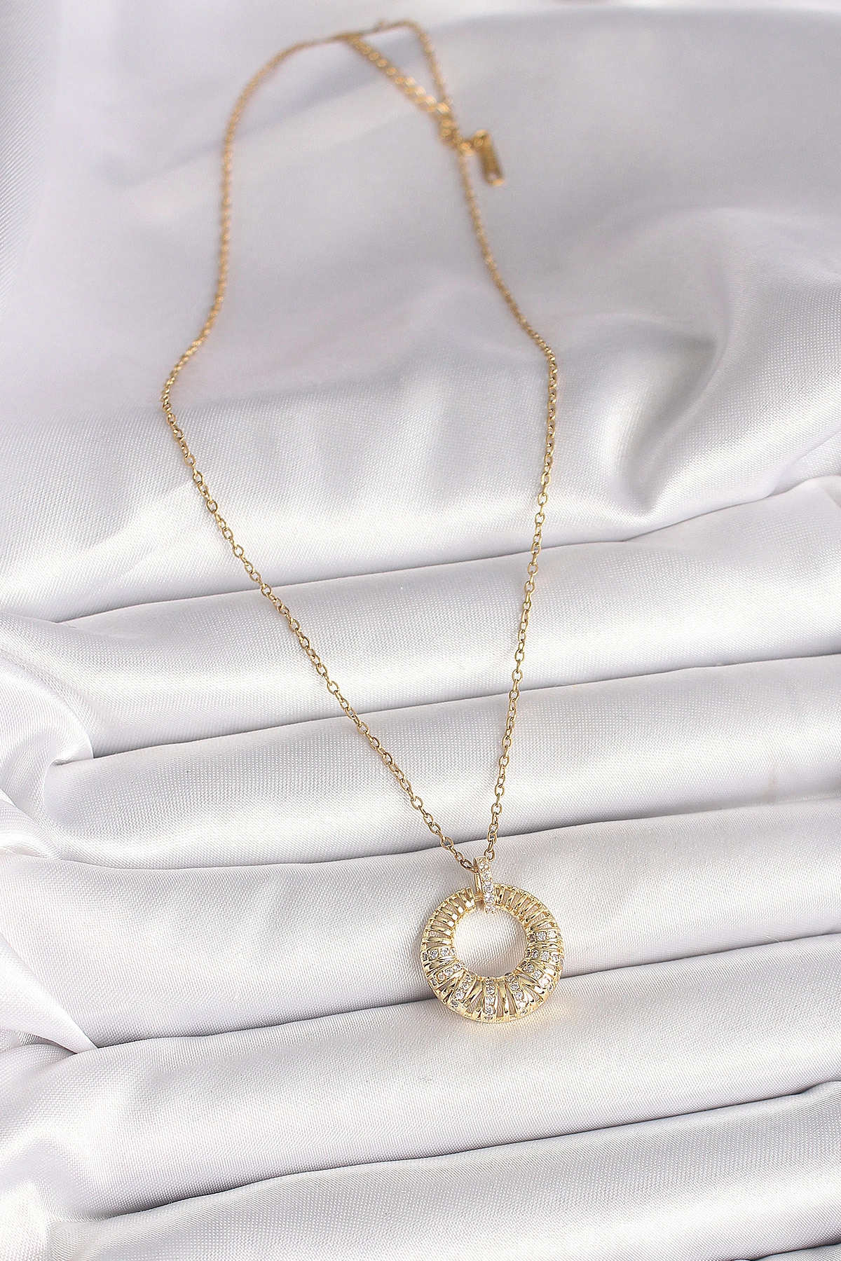 316L Çelik Gold Renk Zincir Zirkon Taş İşlemeli Daire Model Kadın Kolye-1