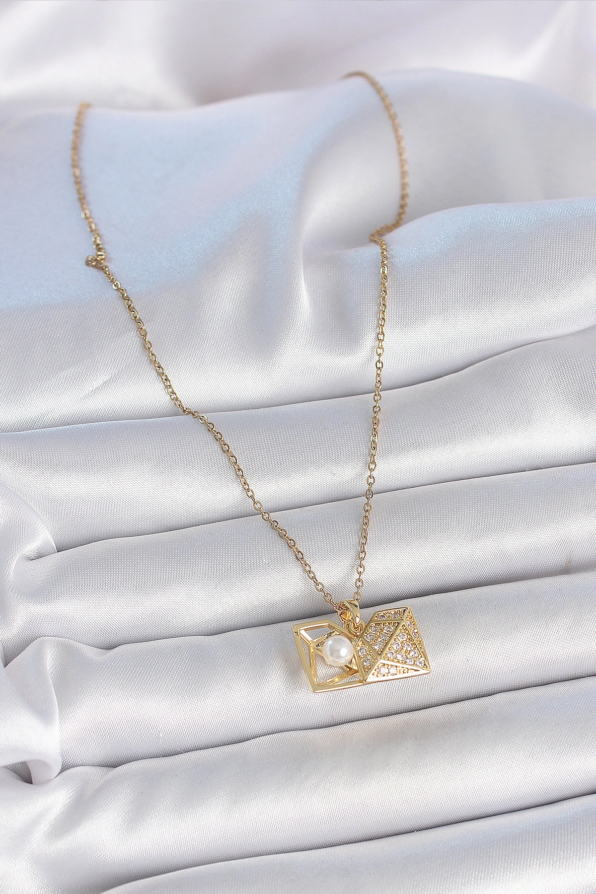 316L Çelik Gold Renk Zincir Zirkon Taşlı Açılır İncili Elmas Model Kadın Kolye-1