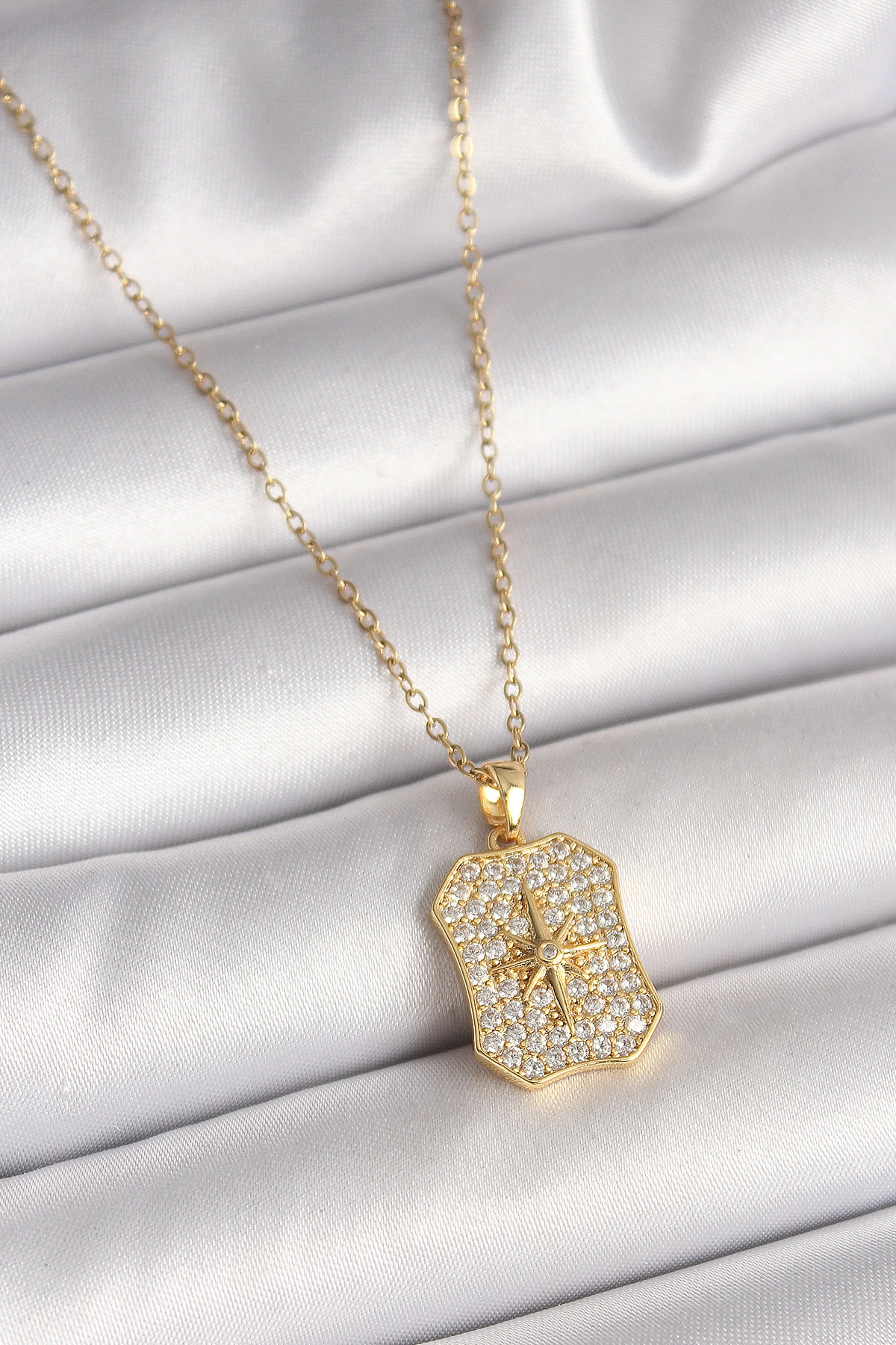 316L Çelik Gold Renk Zincir Zirkon Taşlı Kutup Yıldız İşlemeli Madalyon Model Kadın Kolye-0