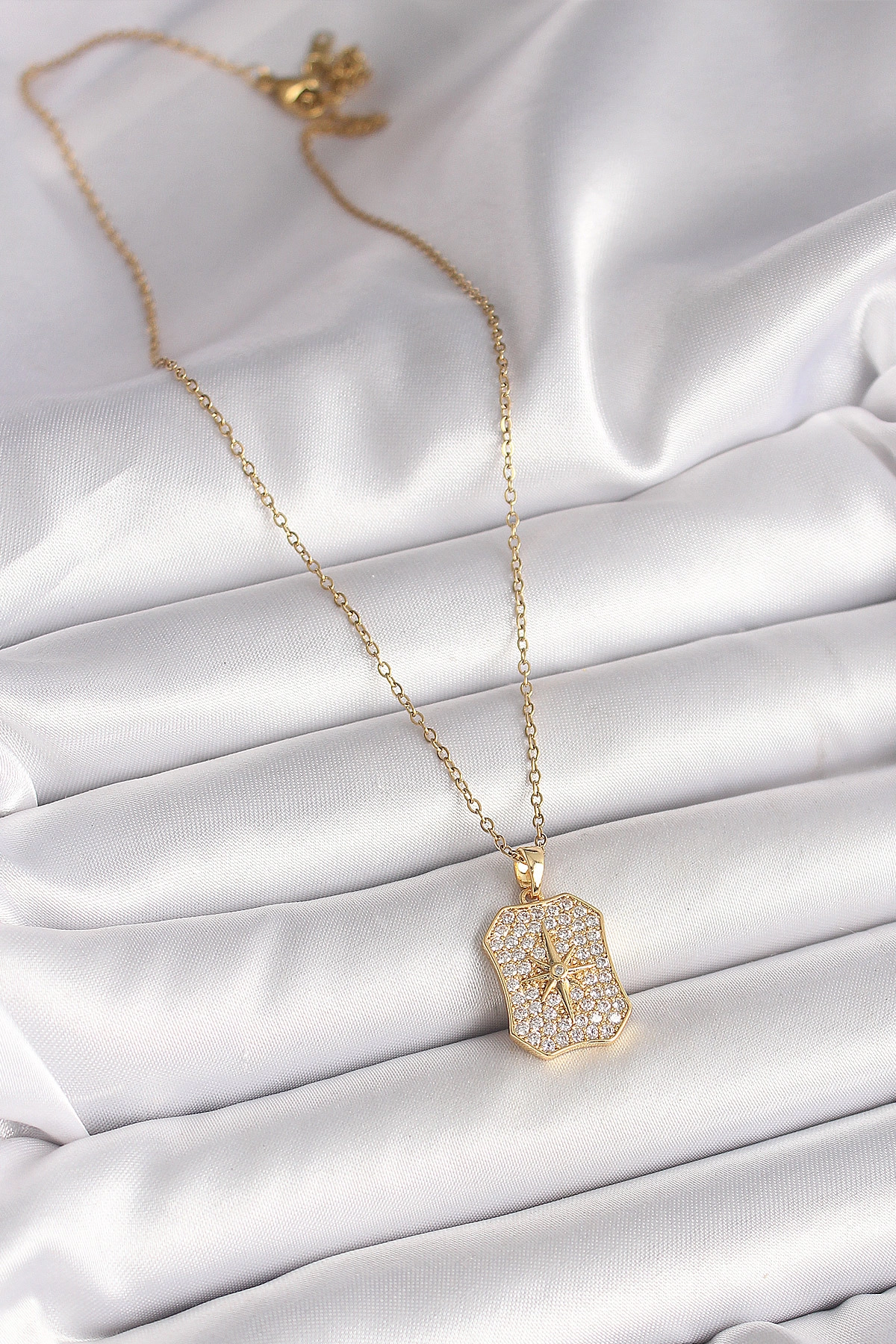 316L Çelik Gold Renk Zincir Zirkon Taşlı Kutup Yıldız İşlemeli Madalyon Model Kadın Kolye-1