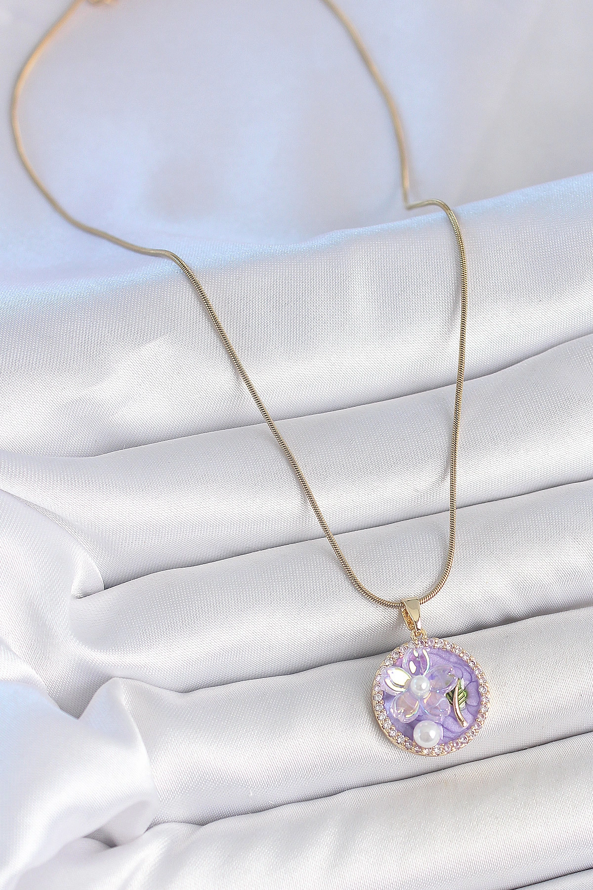 316L Çelik Gold Renk Zincir Zirkon Taşlı Mor Mineli Çiçek İşlemeli İnci Detay Portre Model Kadın-1