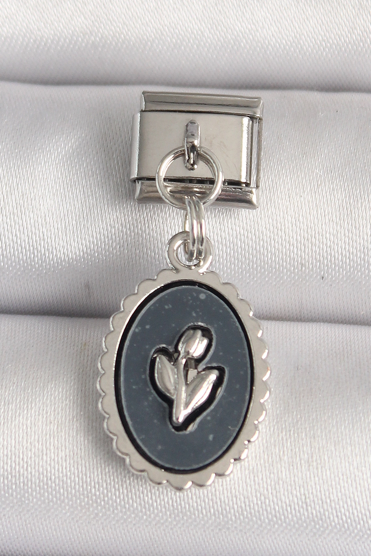 316L Çelik Gümüş Renk Çiçek İşlemeli Siyah Portre Model Nomination Charm-0