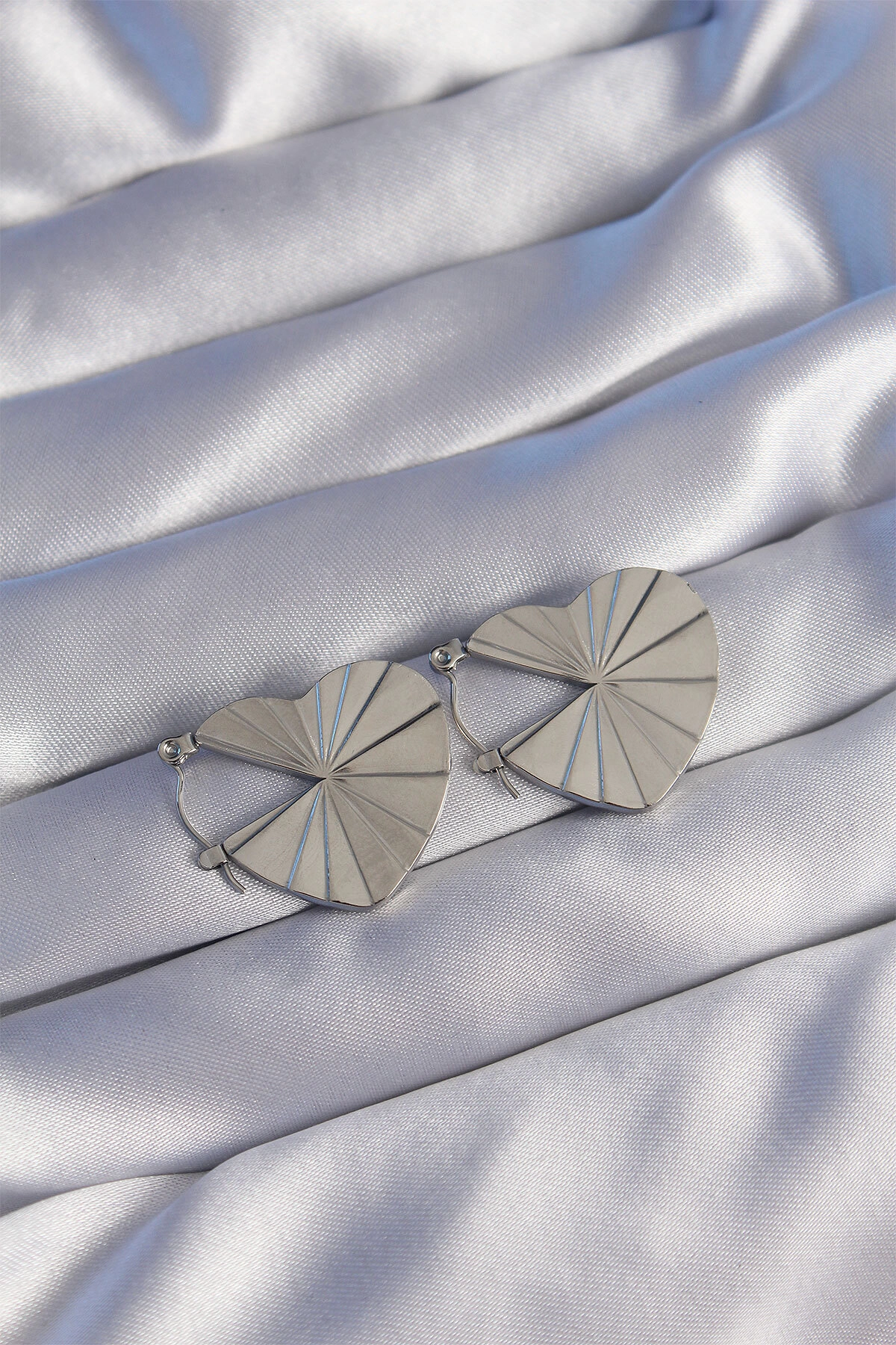 316L Çelik Gümüş Renk Çizgili Plaka Tasarımlı Kalp Küpe-0