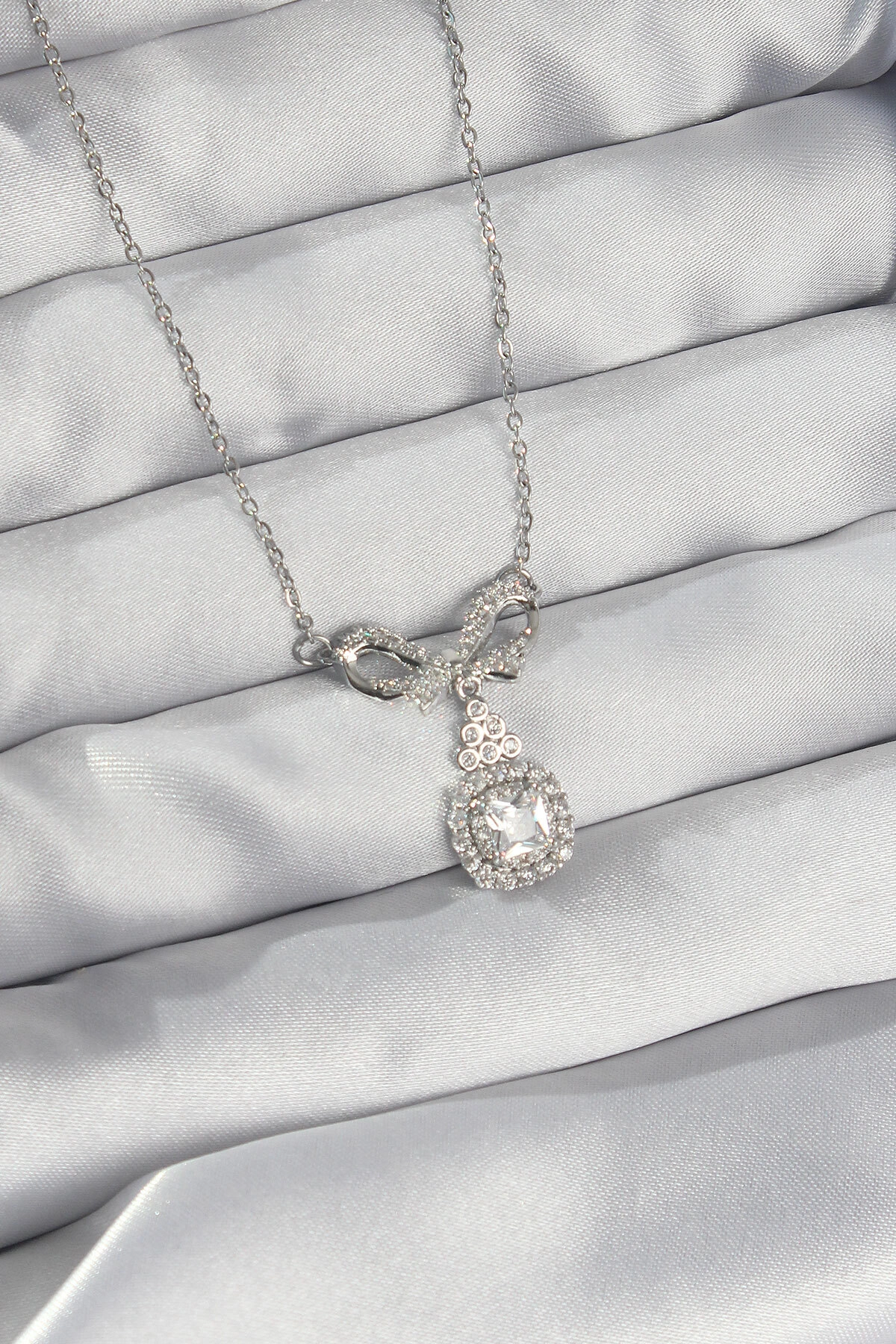 316L Çelik Gümüş Renk Fiyonk Detay Zirkon Taşlı Tektaş Kolye-0