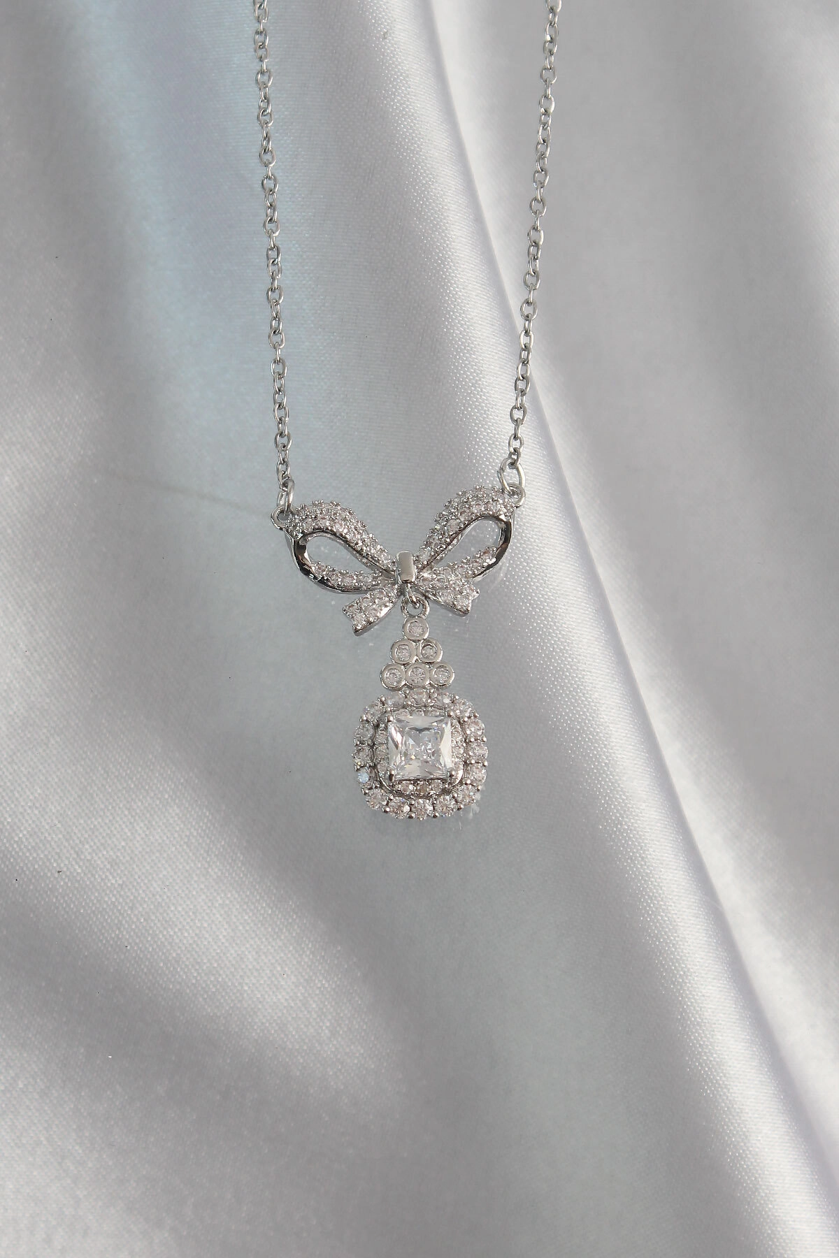 316L Çelik Gümüş Renk Fiyonk Detay Zirkon Taşlı Tektaş Kolye-1