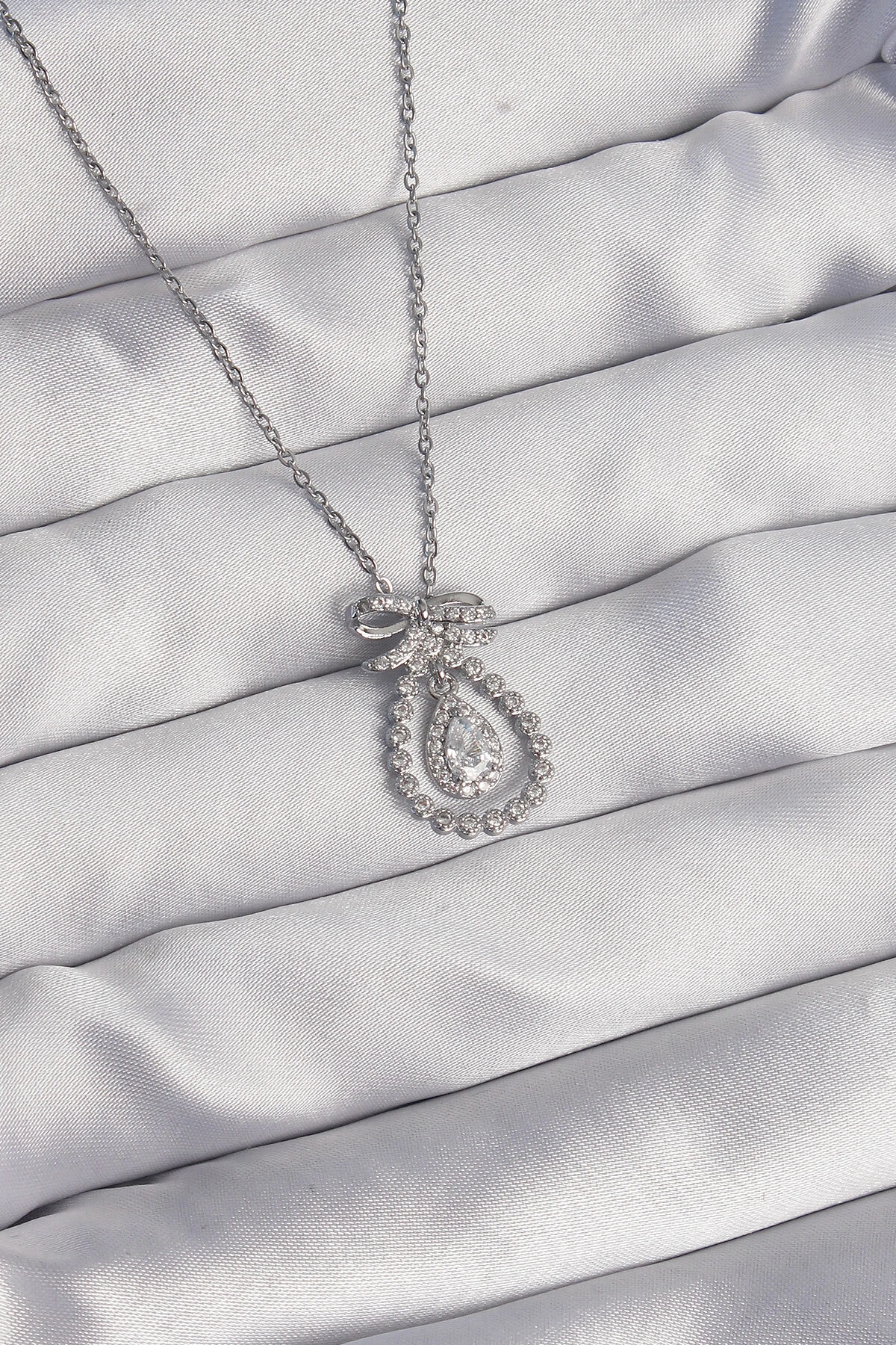 316L Çelik Gümüş Renk Fiyonk Detaylı Zirkon Taşlı Damla Model Kolye-0