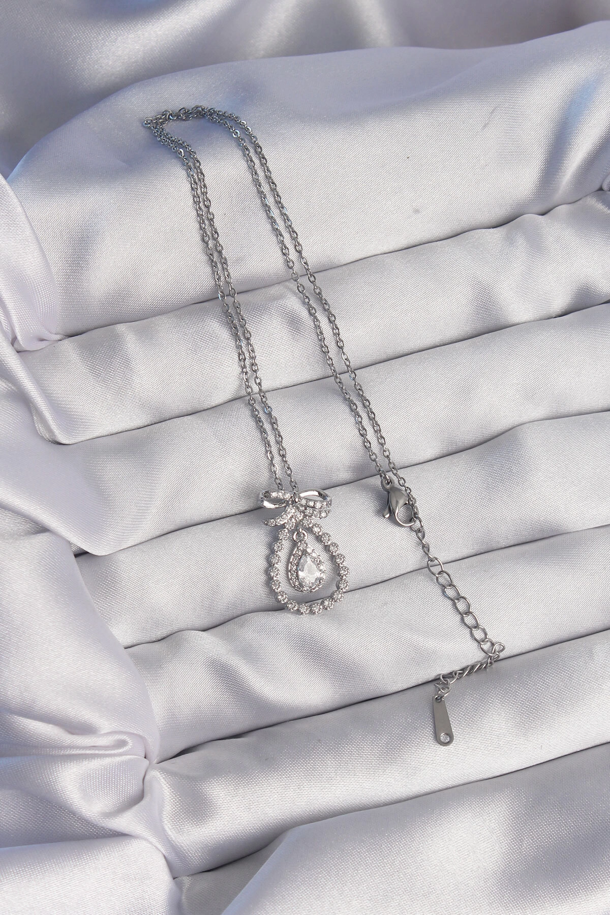 316L Çelik Gümüş Renk Fiyonk Detaylı Zirkon Taşlı Damla Model Kolye-1