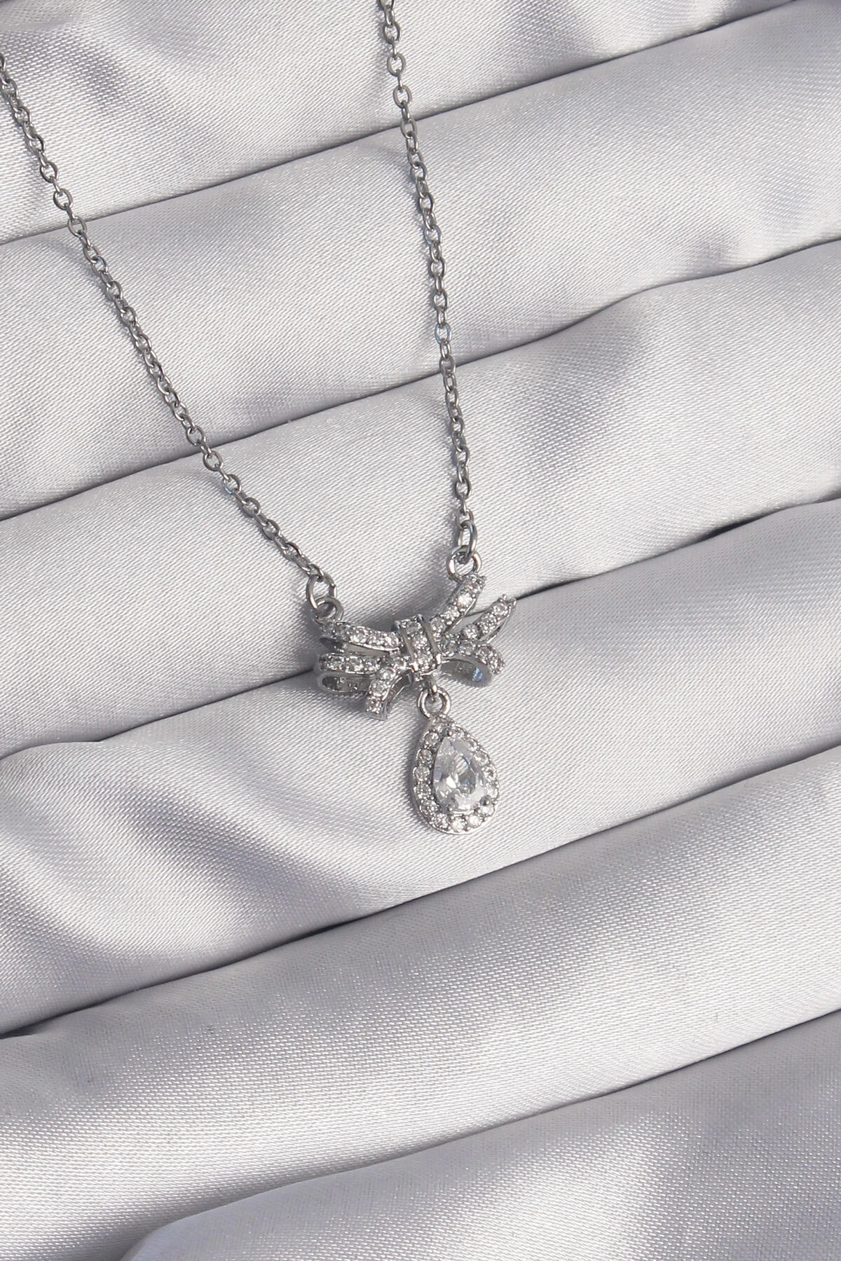 316L Çelik Gümüş Renk Fiyonk Detaylı Zirkon Taşlı Damla Model Kolye-0