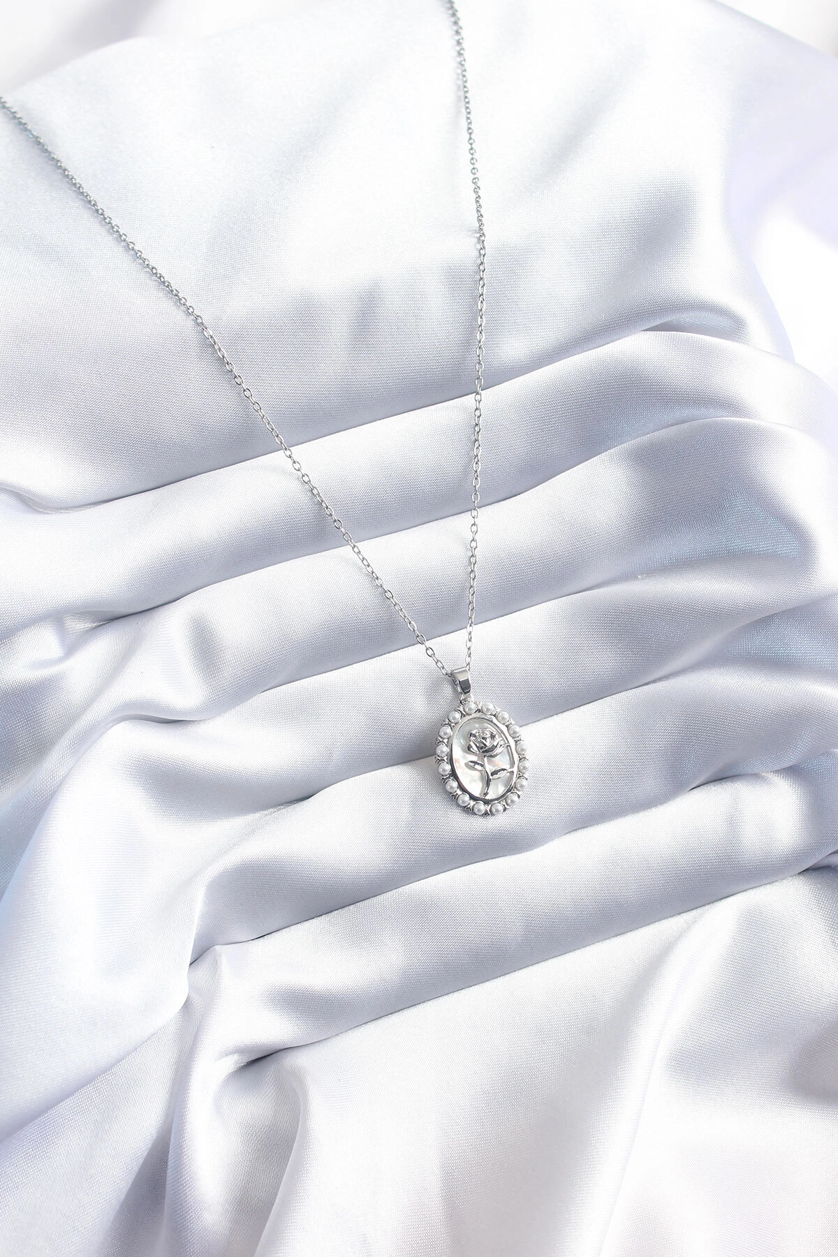 316L Çelik Gümüş Renk Gül Model İnci Detay Kadın Kolye-1