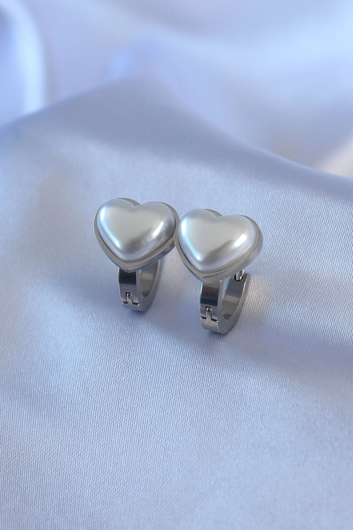 316L Çelik Gümüş Renk İncili Kalp Model Kadın Küpe-1