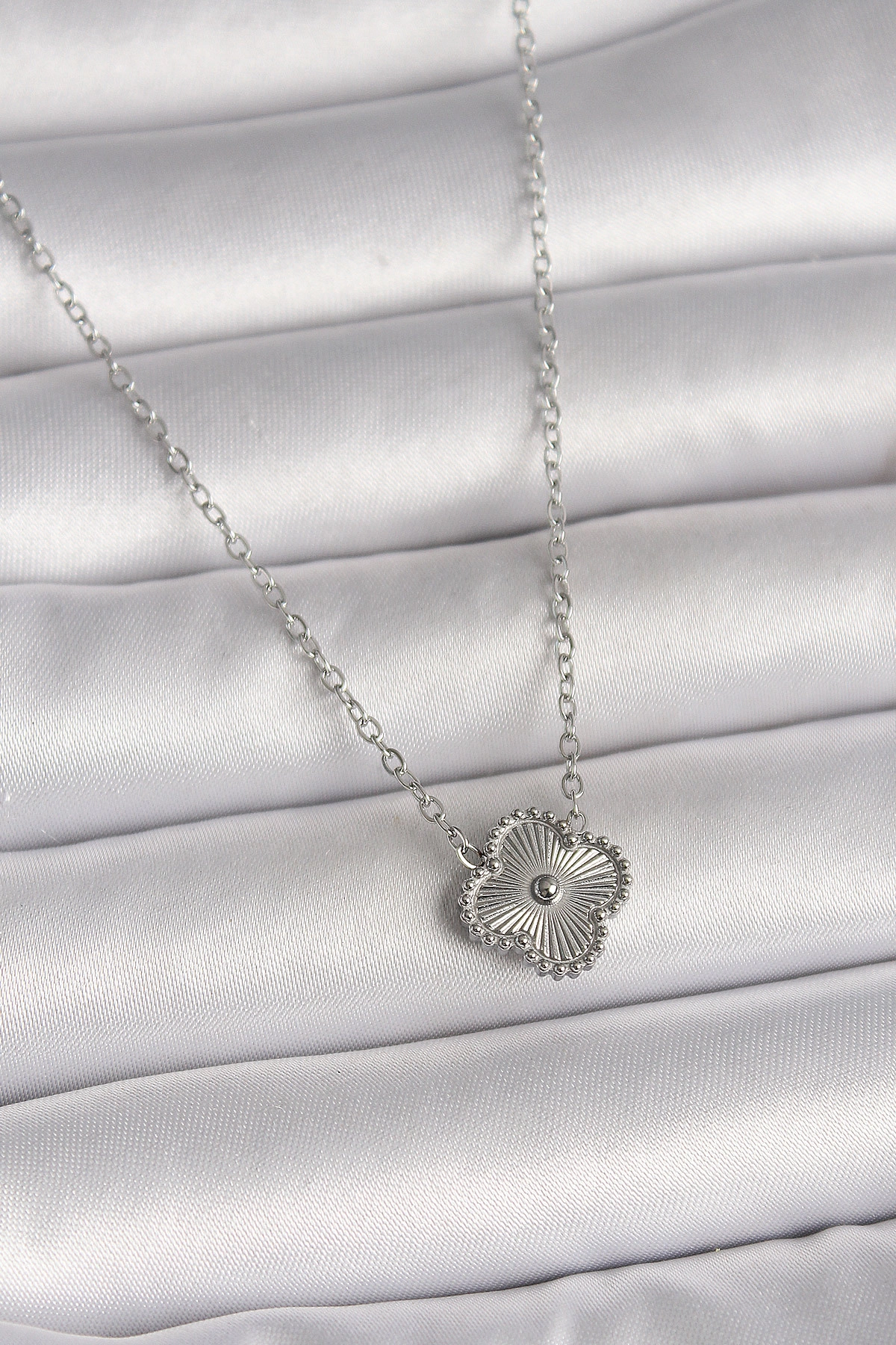 316L Çelik Gümüş Renk İşleme Detaylı Yonca Model Kadın Kolye-0