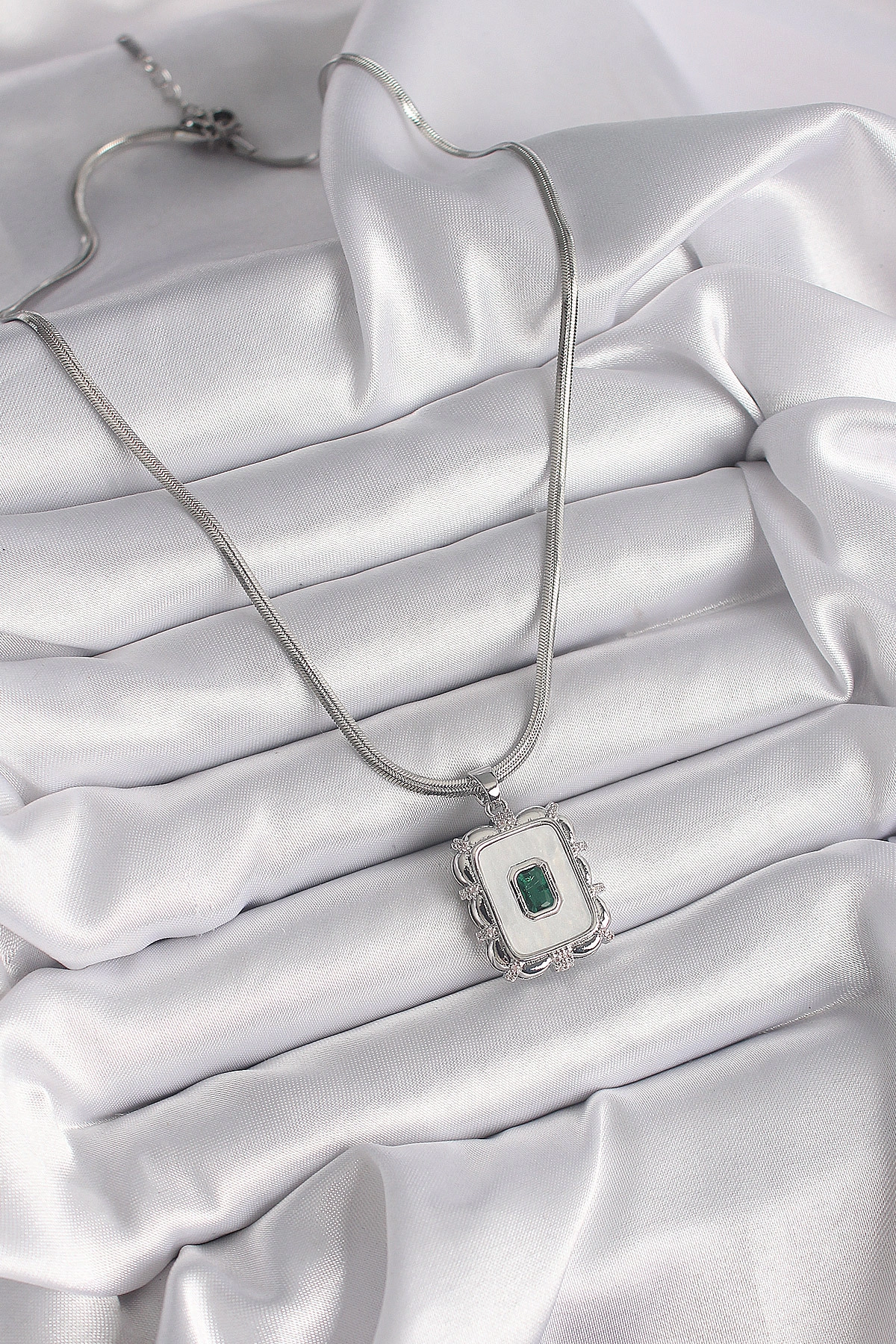 316L Çelik Gümüş Renk İtalyan Zincir Beyaz Sedefli Kare Portre Model Zümrüt Taş Detay Kadın Kolye-1