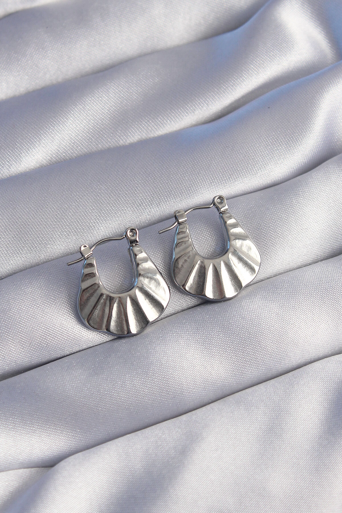 316L Çelik Gümüş Renk Kabartmalı Görünüm Küpe-0