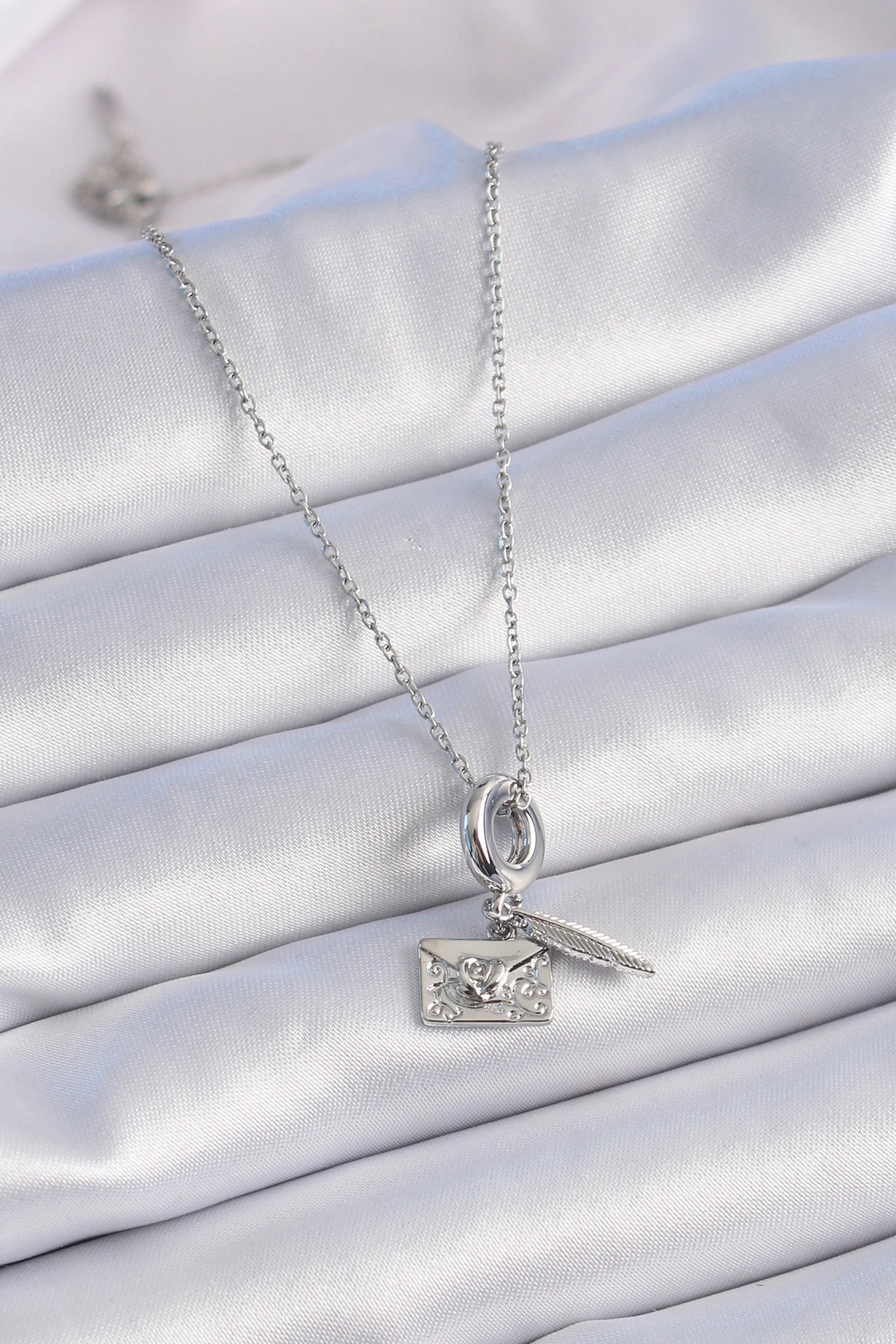 316L Çelik Gümüş Renk Kalp Detay Mektup Figür Charm Model Kadın Kolye-1