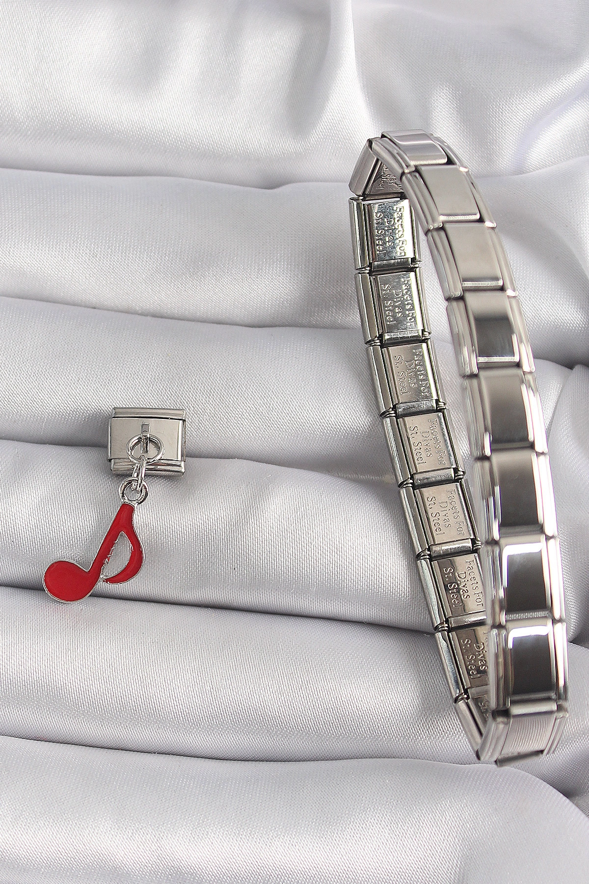 316L Çelik Gümüş Renk Kırmızı Nota Model Nomination Charm-1