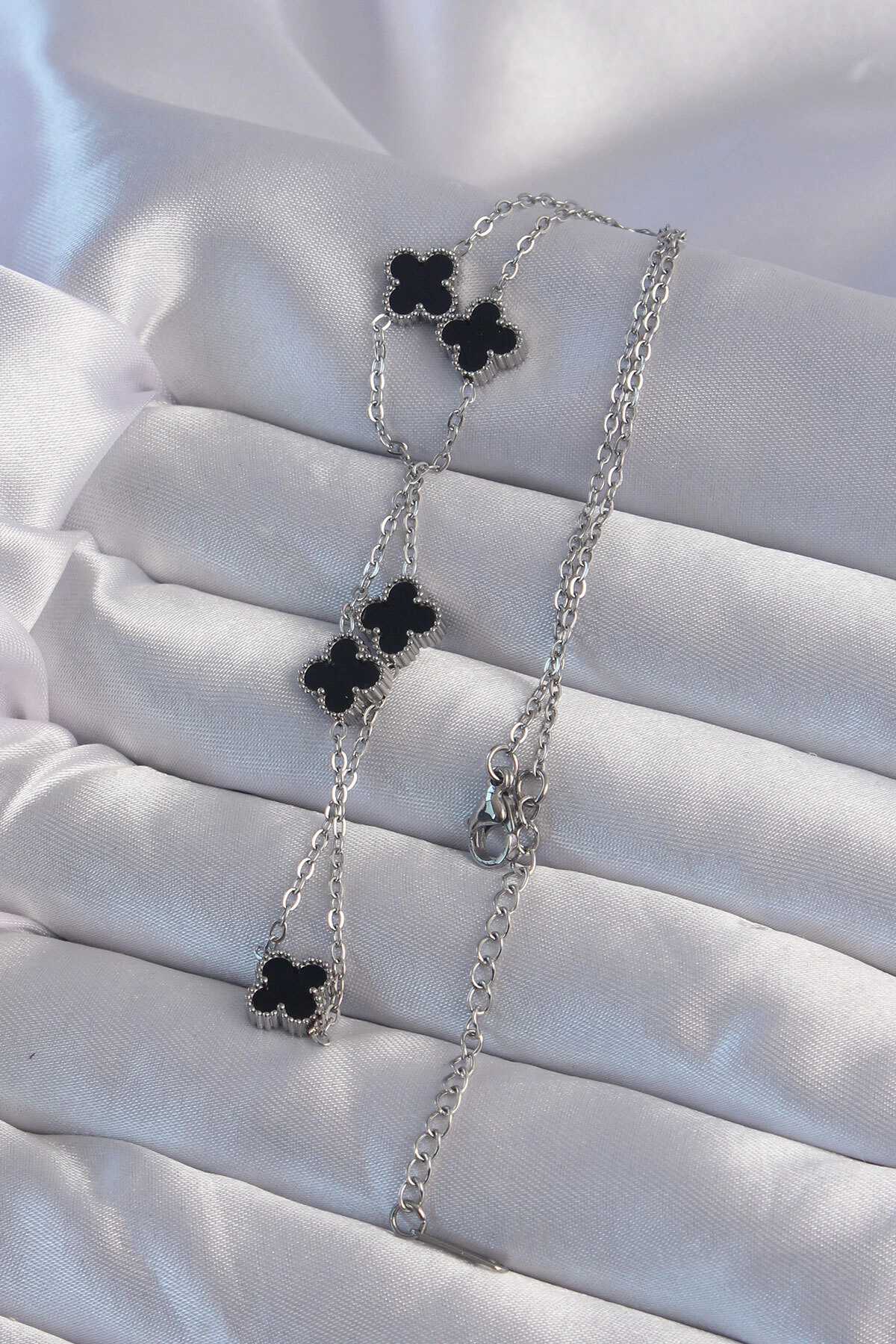 316L Çelik Gümüş Renk Minimal Siyah Mineli Yonca Kolye-1