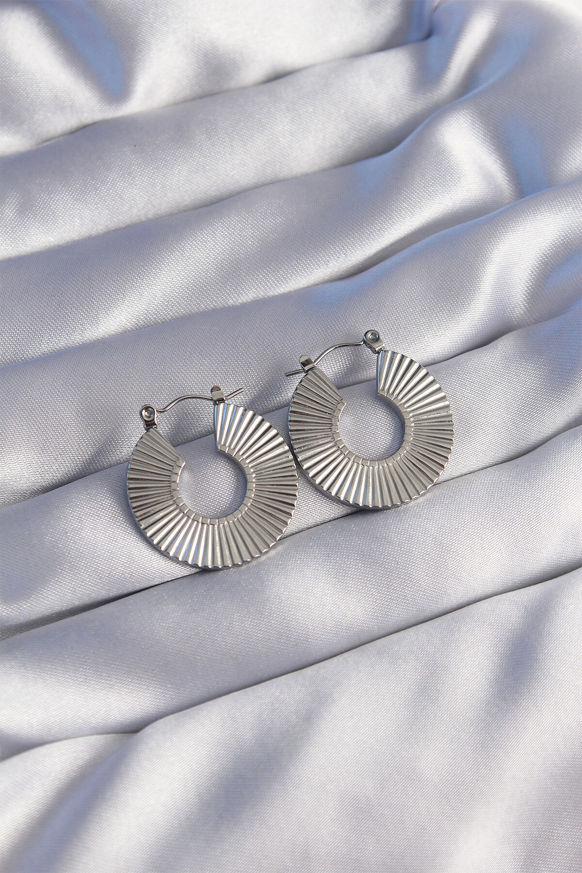 316L Çelik Gümüş Renk Oval Çizgili Plaka Küpe-0