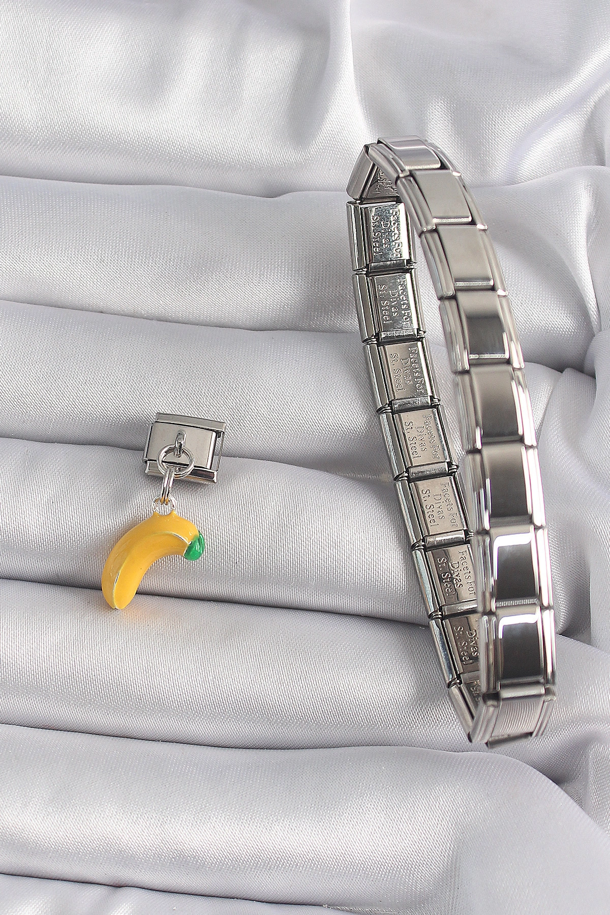 316L Çelik Gümüş Renk Sallantı Muz Model Nomination Charm-1