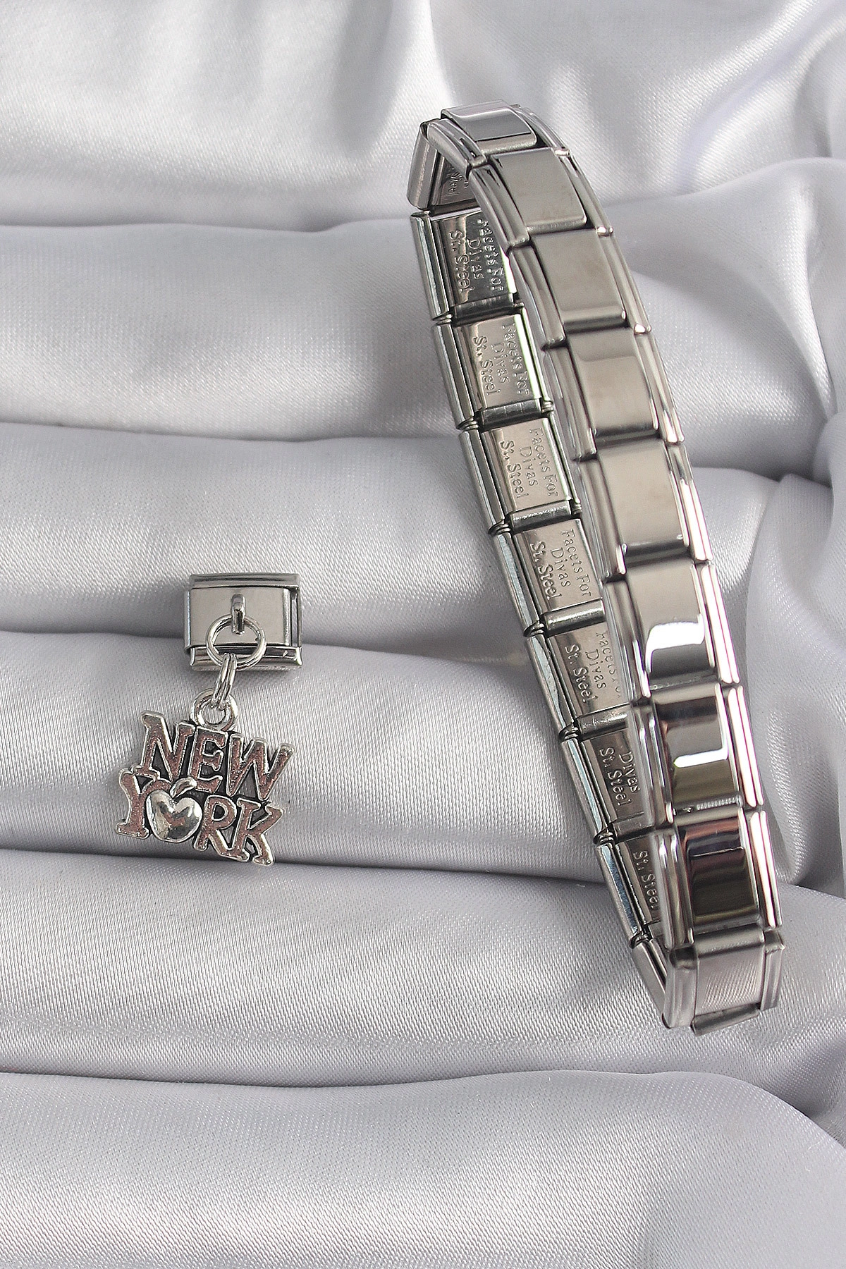 316L Çelik Gümüş Renk Sallantı New York Yazı Model Nomination Charm-1