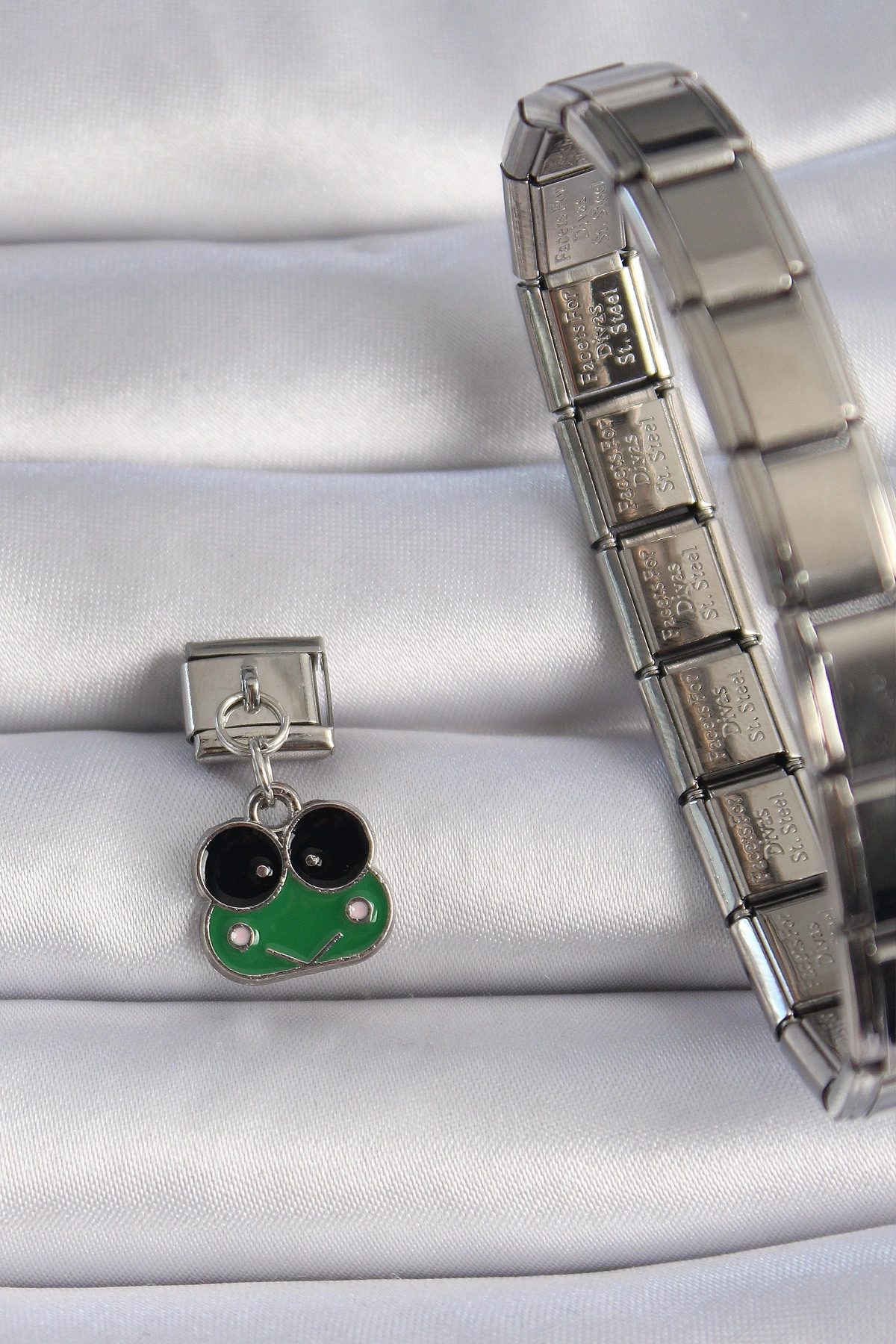 316L Çelik Gümüş Renk Sallantılı Yeşil Kurbağa Figür Nomination Charm-1