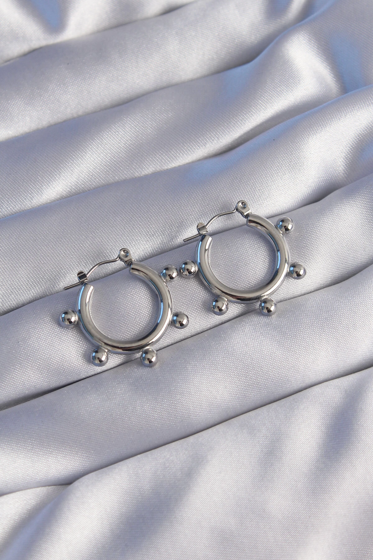 316L Çelik Gümüş Renk Topçuk Tasarımlı Oval Küpe-0