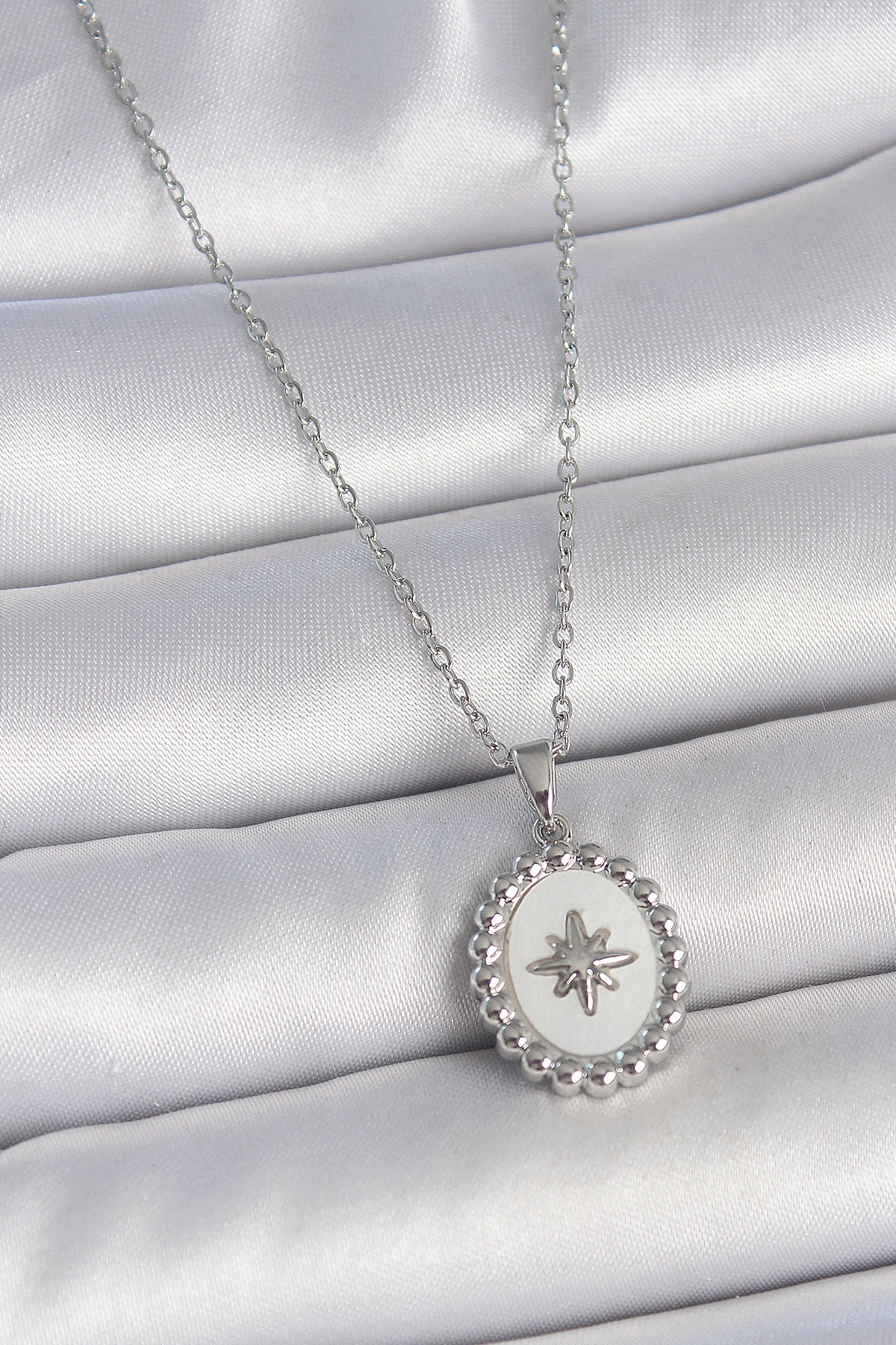 316L Çelik Gümüş Renk Zincir Beyaz Mineli Kutup Yıldız İşlemeli Madalyon Model Kadın Kolye-0
