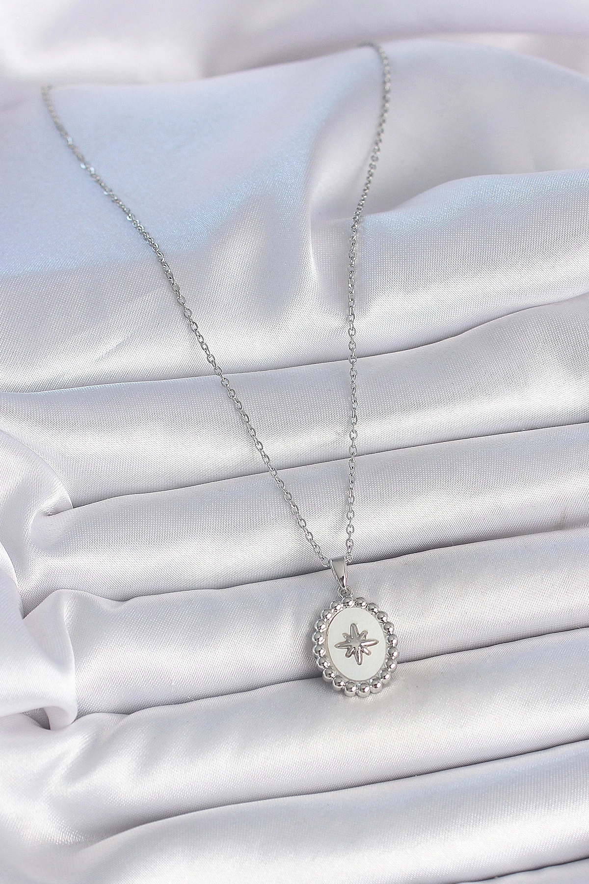 316L Çelik Gümüş Renk Zincir Beyaz Mineli Kutup Yıldız İşlemeli Madalyon Model Kadın Kolye-1