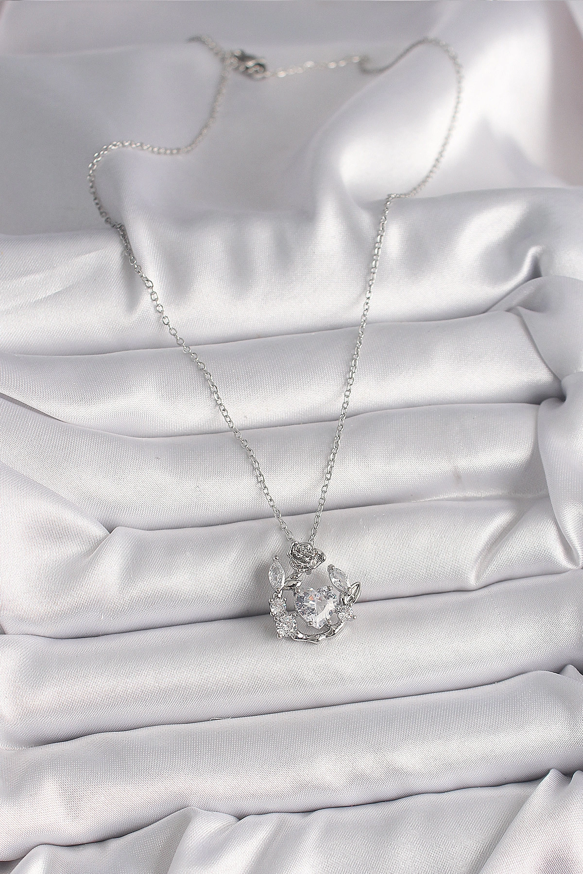 316L Çelik Gümüş Renk Zincir Zirkon Taşlı Kalp Figür Gül Detay Kadın Kolye-1