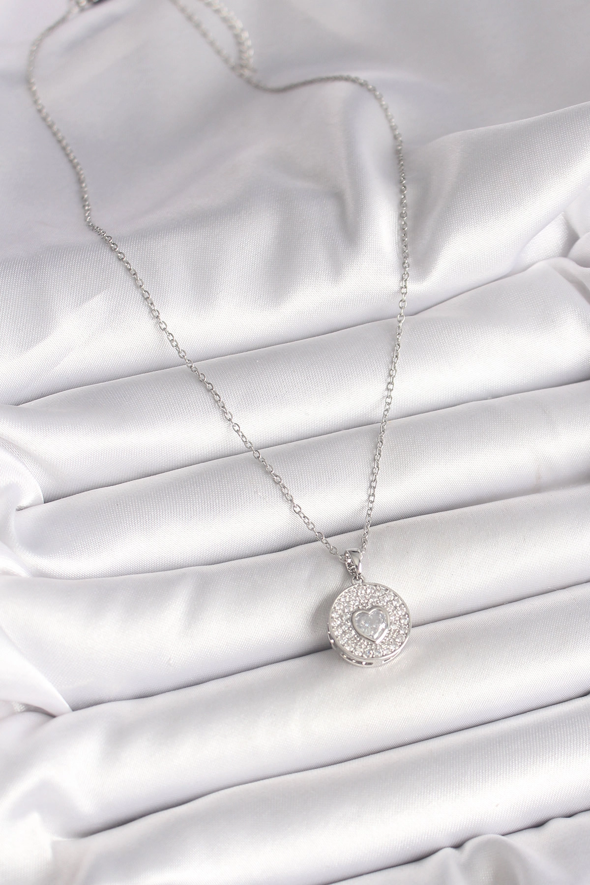 316L Çelik Gümüş Renk Zincir Zirkon Taşlı Kalp İşlemeli Madalyon Model Kadın Kolye-1
