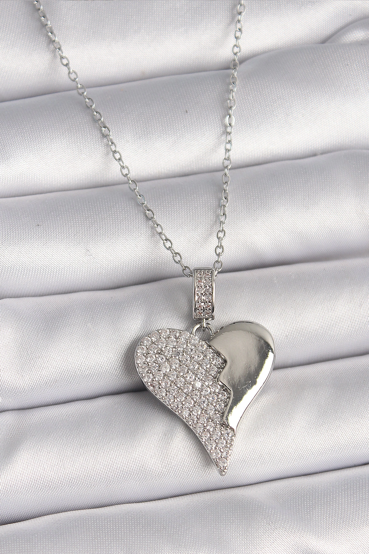 316L Çelik Gümüş Renk Zincir Zirkon Taşlı Kırık Kalp Model Kadın Kolye-0