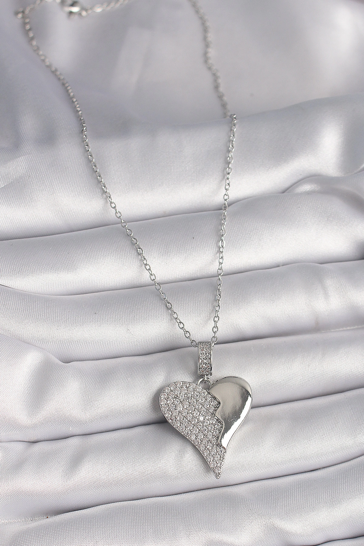 316L Çelik Gümüş Renk Zincir Zirkon Taşlı Kırık Kalp Model Kadın Kolye-1
