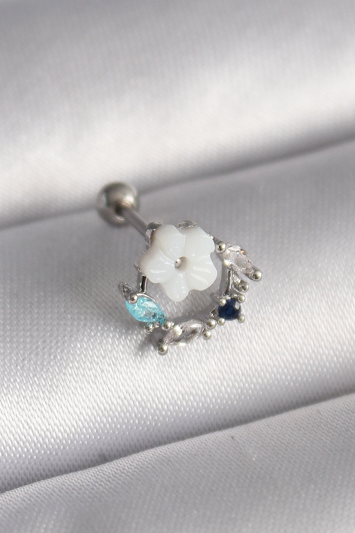 316L Çelik Gümüş Renk Zirkon Taş Detay Beyaz Çiçek Model Tragus Piercing-0