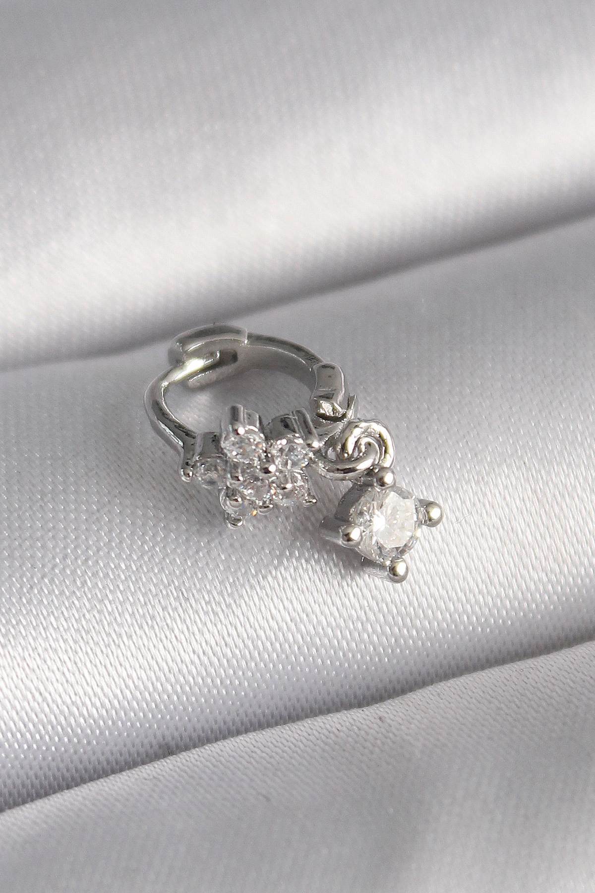 316L Çelik Gümüş Renk Zirkon Taşlı Çiçek Model Sallantı Detay Tragus Piercing-0